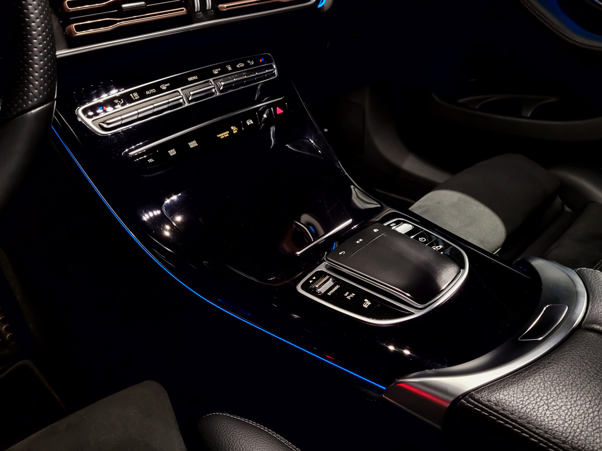 Mercedes-Benz EQC 400 4-M AMG Distronic | Keyless | 360 | Burmester | Trekhaak | Treeplanken | Incl. BTW Foto 23