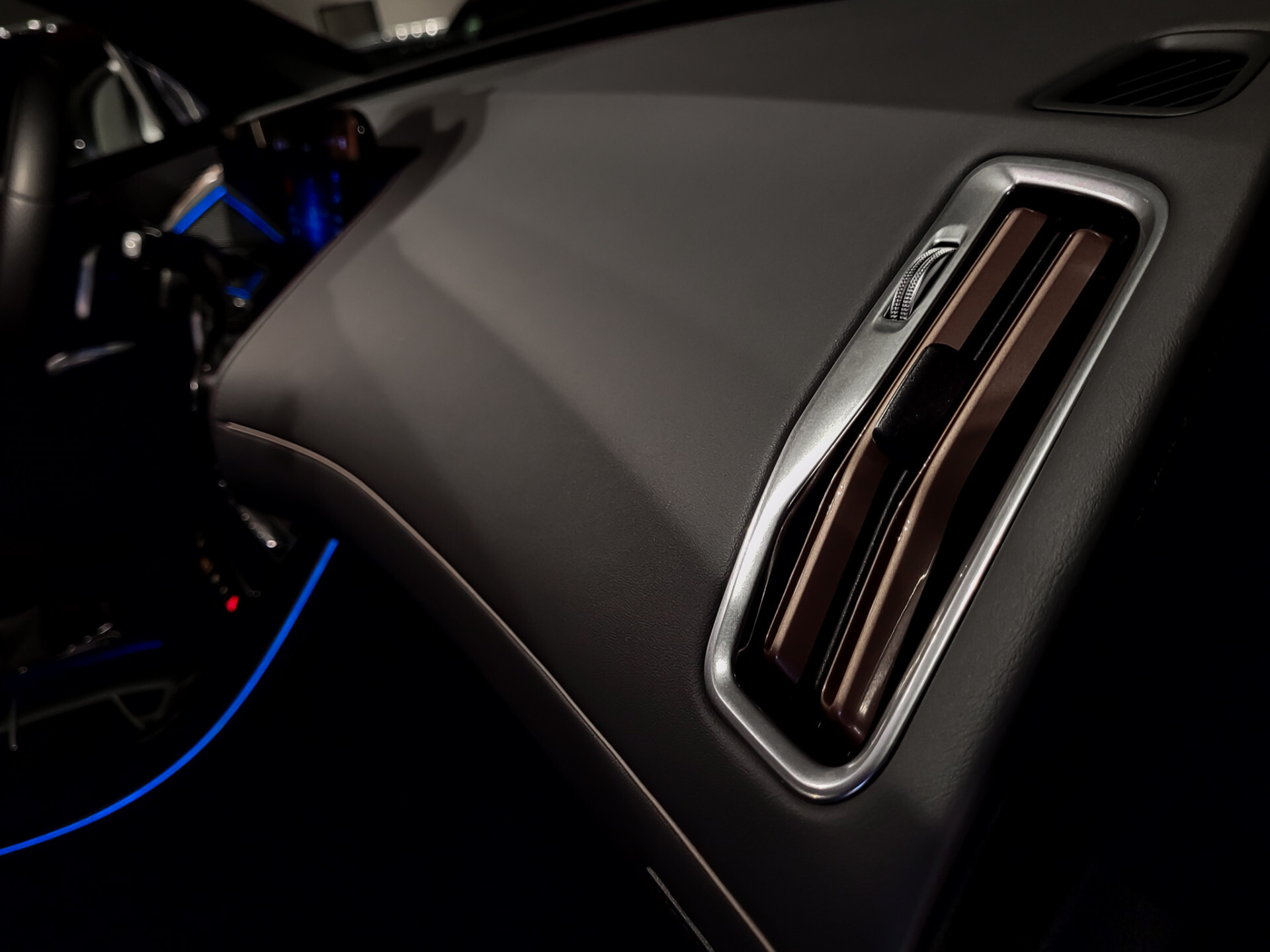 Mercedes-Benz EQC 400 4-M AMG Distronic | Keyless | 360 | Burmester | Trekhaak | Treeplanken | Incl. BTW Foto 34