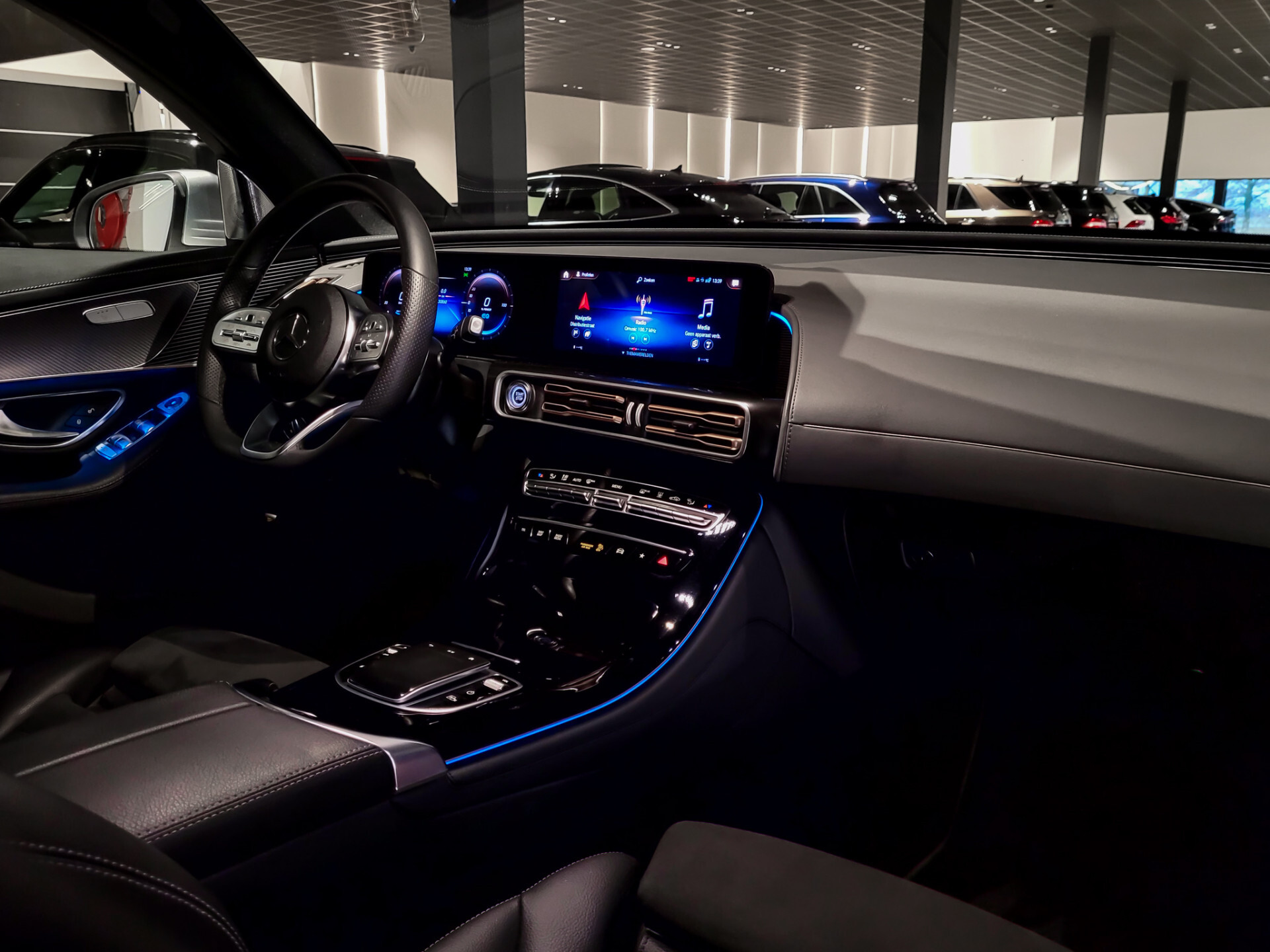Mercedes-Benz EQC 400 4-M AMG Distronic | Keyless | 360 | Burmester | Trekhaak | Treeplanken | Incl. BTW Foto 35