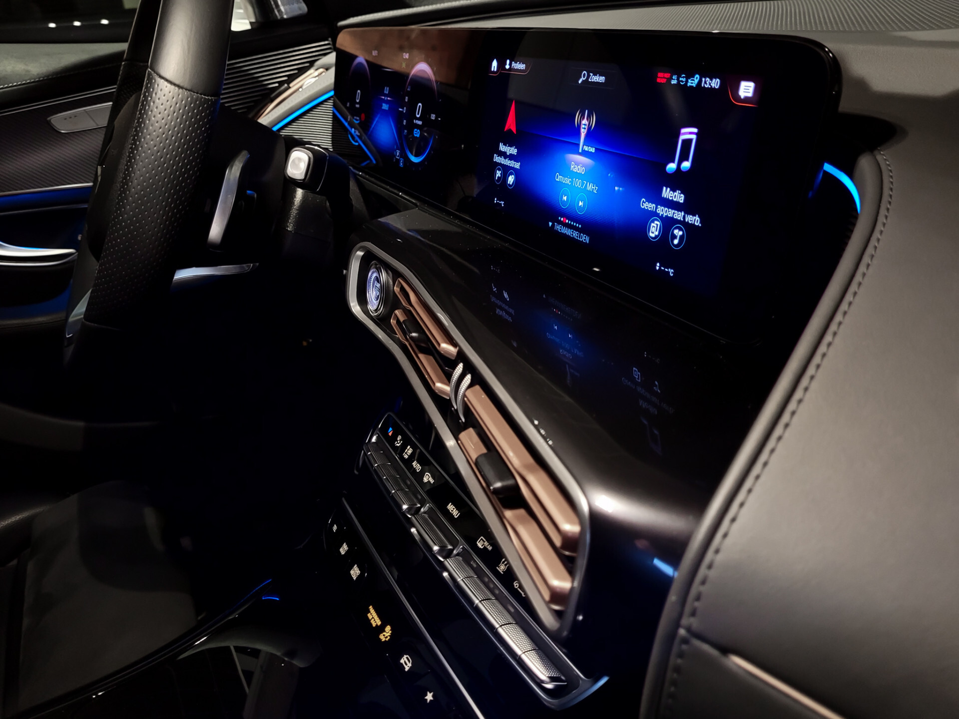 Mercedes-Benz EQC 400 4-M AMG Distronic | Keyless | 360 | Burmester | Trekhaak | Treeplanken | Incl. BTW Foto 36