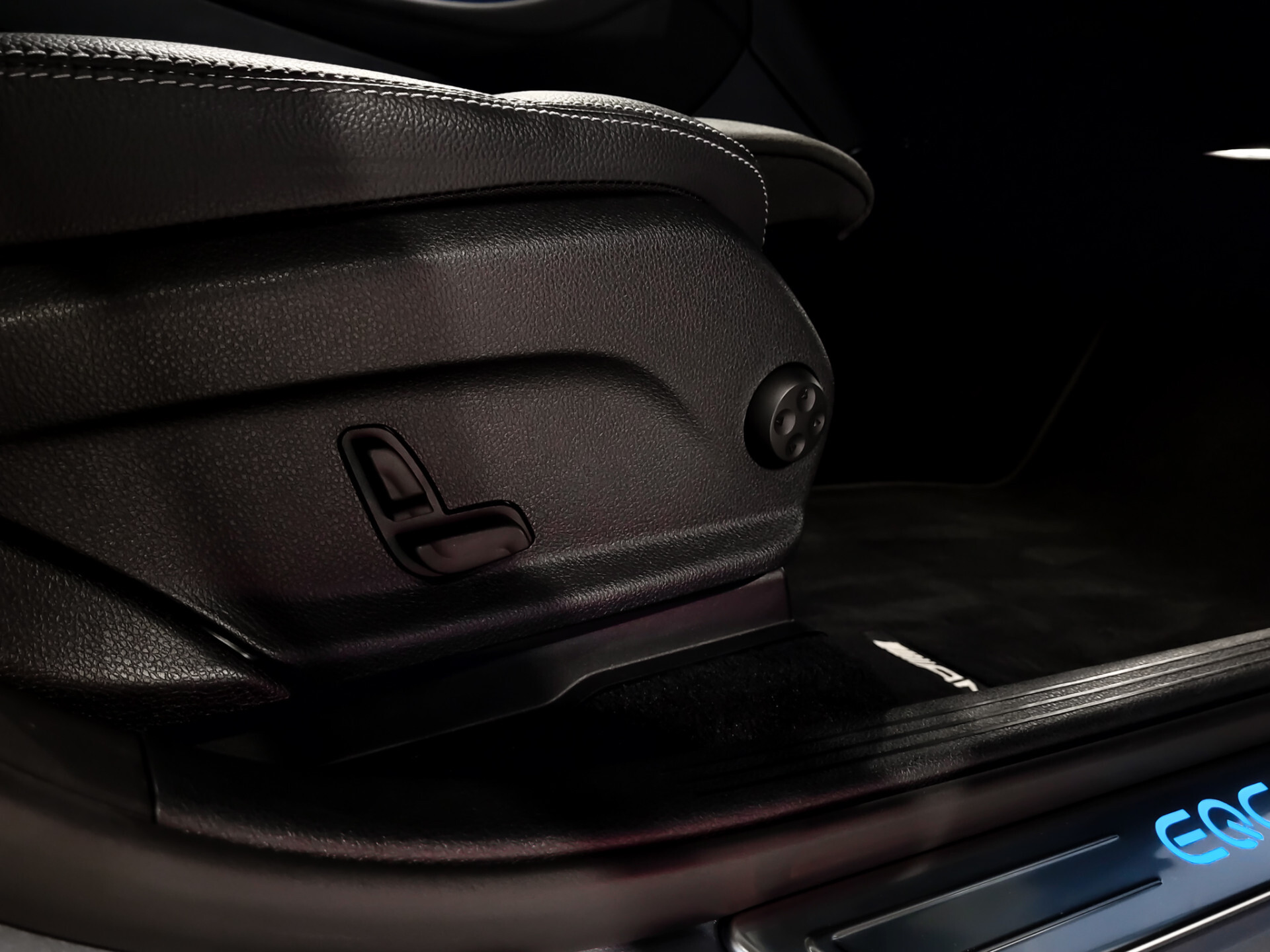 Mercedes-Benz EQC 400 4-M AMG Distronic | Keyless | 360 | Burmester | Trekhaak | Treeplanken | Incl. BTW Foto 37