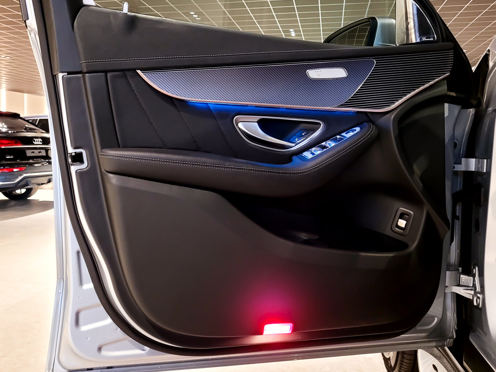 Mercedes-Benz EQC 400 4-M AMG Distronic | Keyless | 360 | Burmester | Trekhaak | Treeplanken | Incl. BTW Foto 9