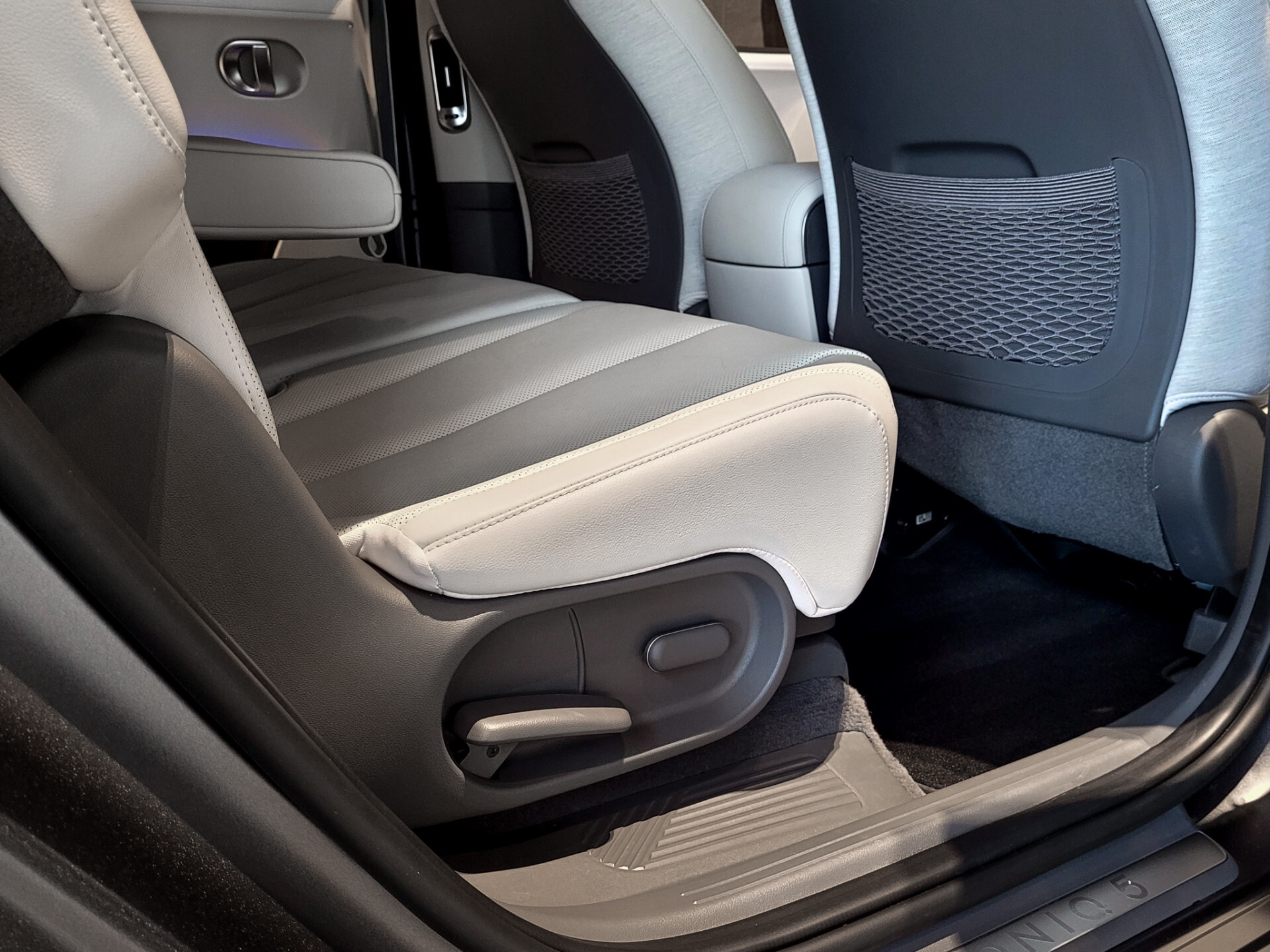 Hyundai IONIQ 5 77 kWh Lounge AWD Garantie 26-10-2029 | Nieuwprijs €63995 Foto 25