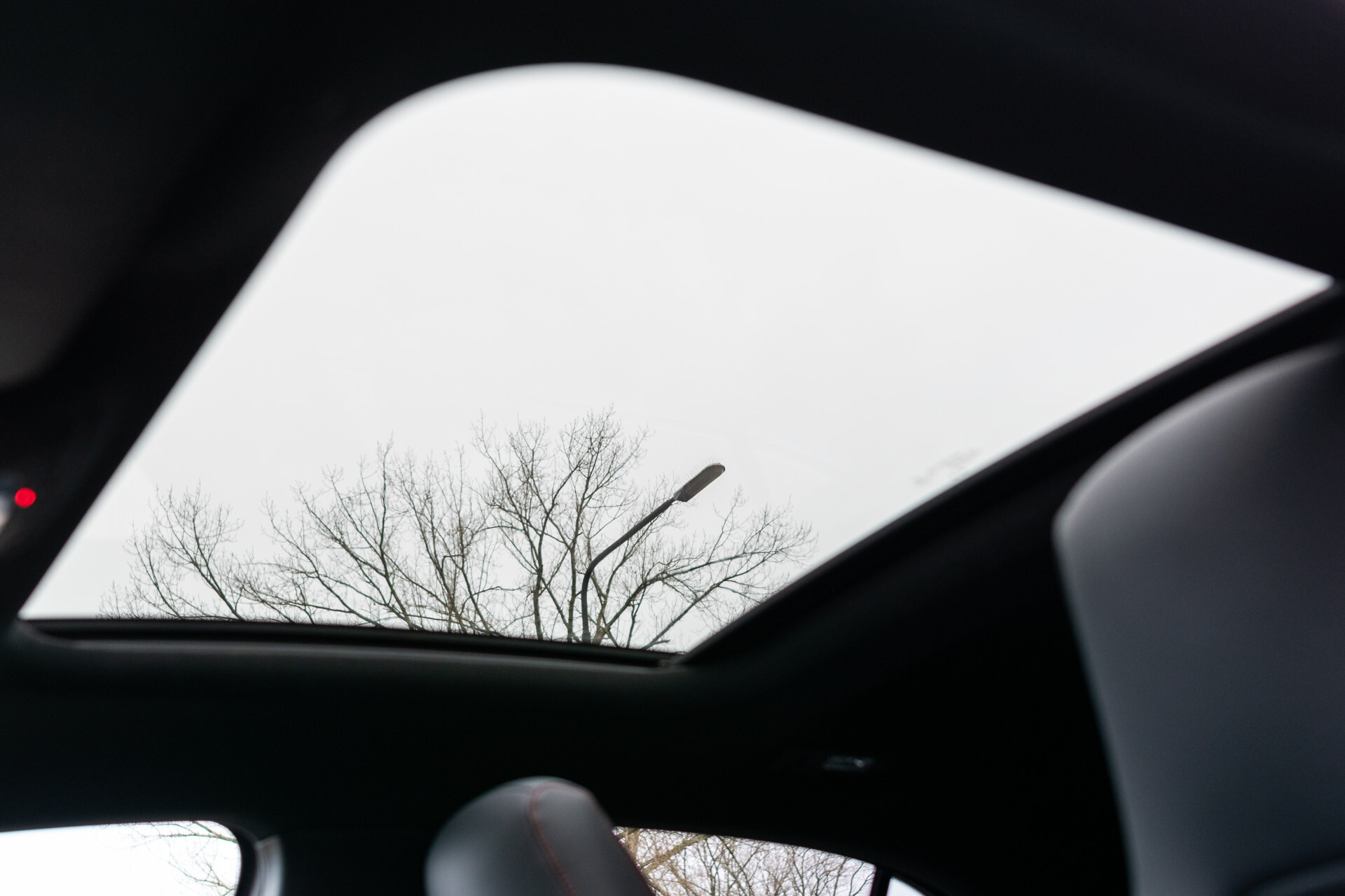 Mercedes-Benz A-Klasse 180 d AMG Night | Panorama | MBUX | Trekhaak | LED | Verw-stoelen | New Service Foto 26