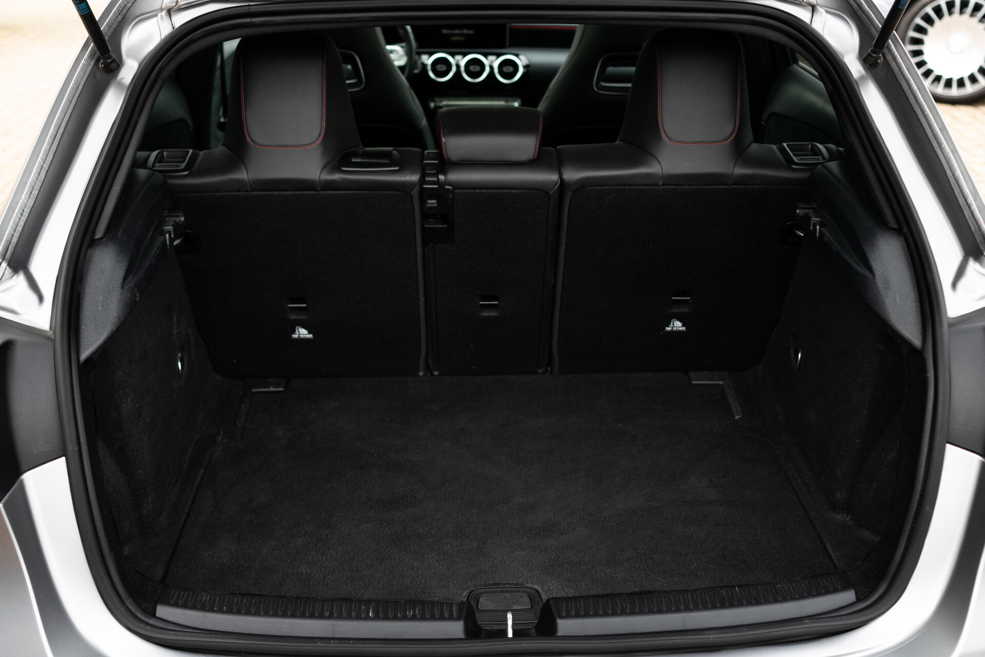 Mercedes-Benz A-Klasse 180 d AMG Night | Panorama | MBUX | Trekhaak | LED | Verw-stoelen | New Service Foto 28