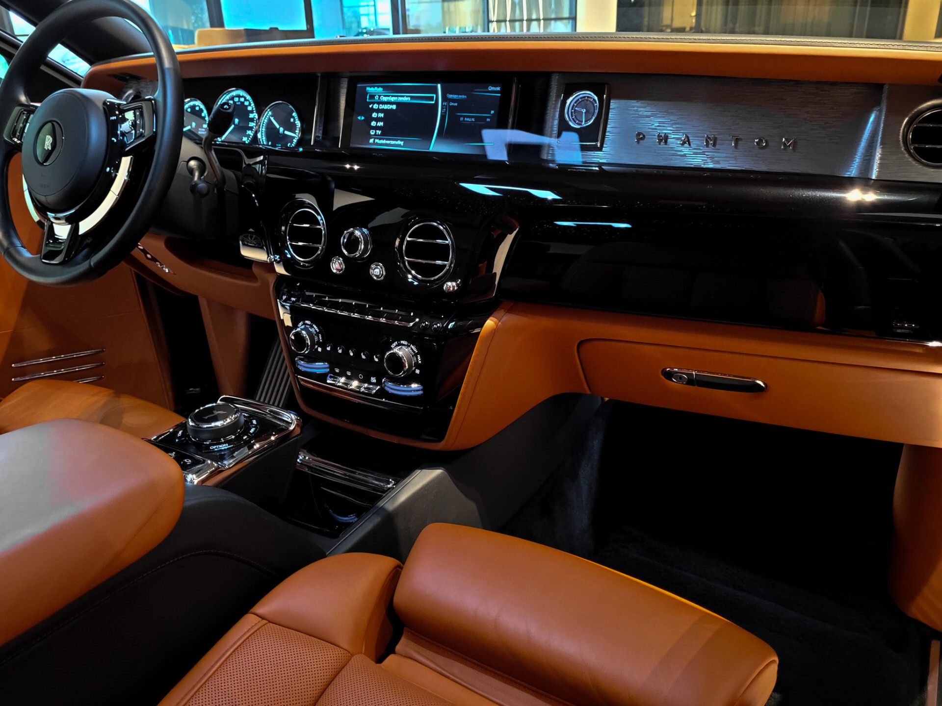 Rolls-Royce Phantom VIII 6.7 V12 Starlight | Coachline | Entertainment | Picknick | Bespoke Foto 29
