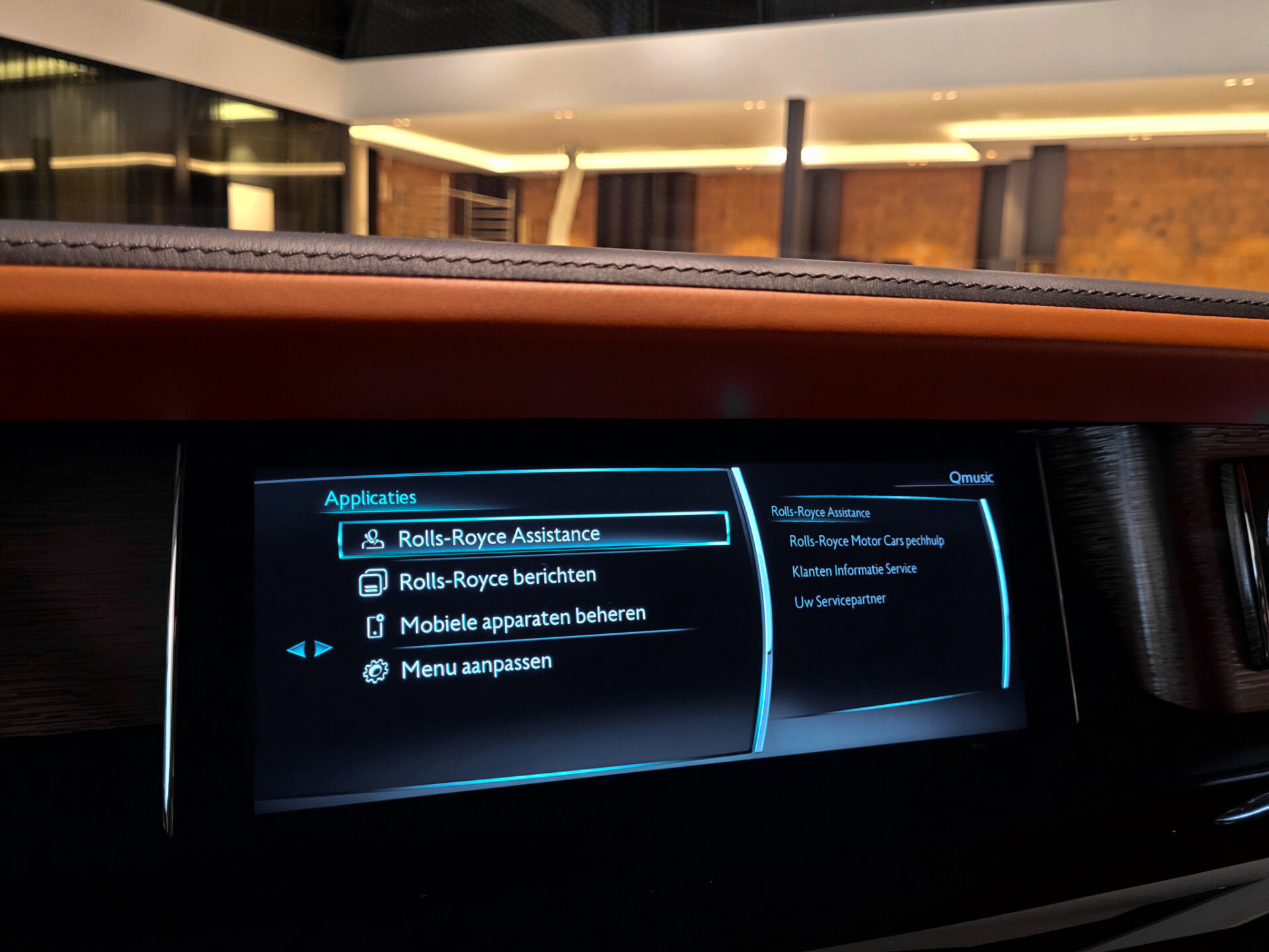 Rolls-Royce Phantom VIII 6.7 V12 Starlight | Coachline | Entertainment | Picknick | Bespoke Foto 30