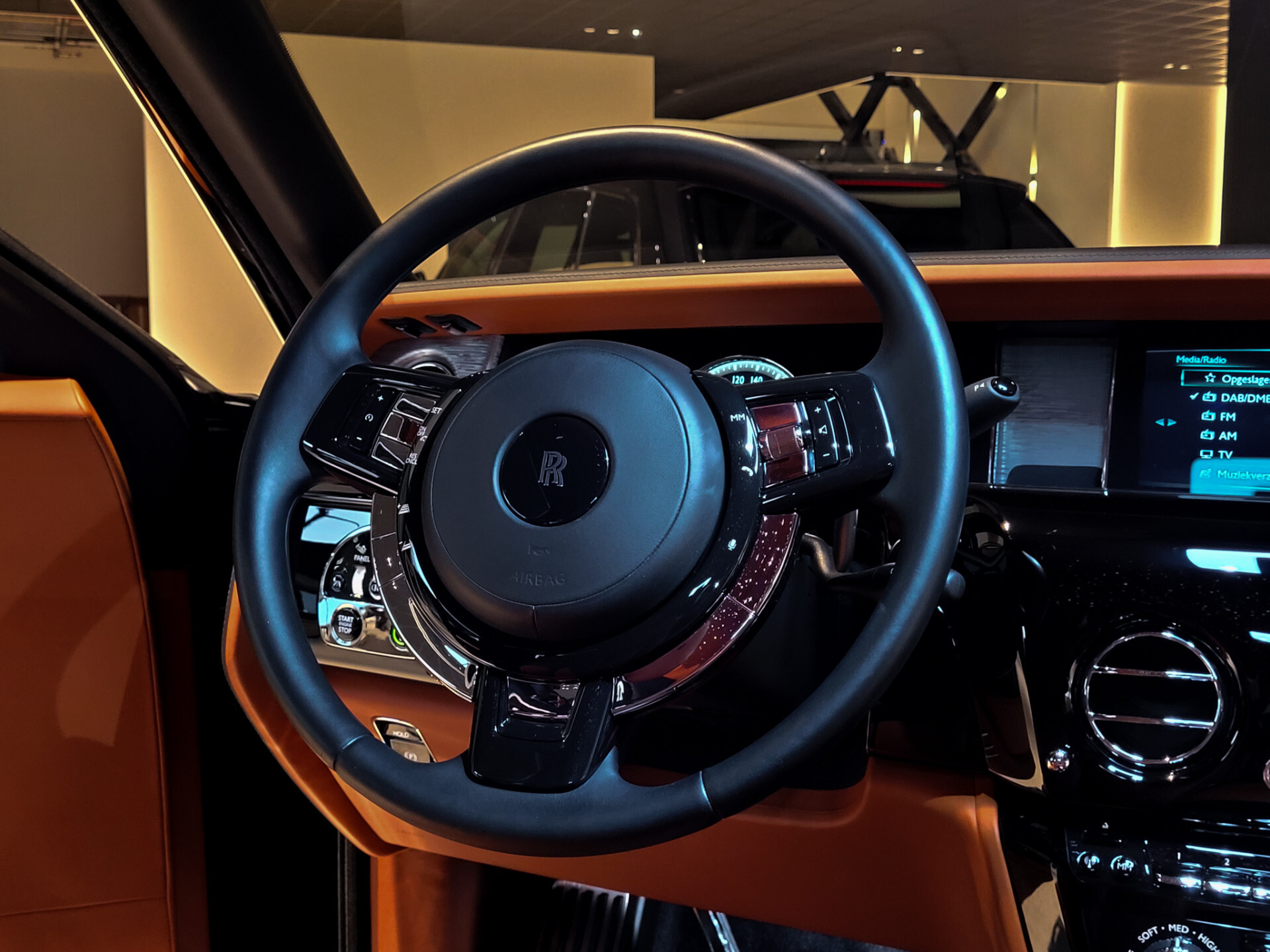 Rolls-Royce Phantom VIII 6.7 V12 Starlight | Coachline | Entertainment | Picknick | Bespoke Foto 33