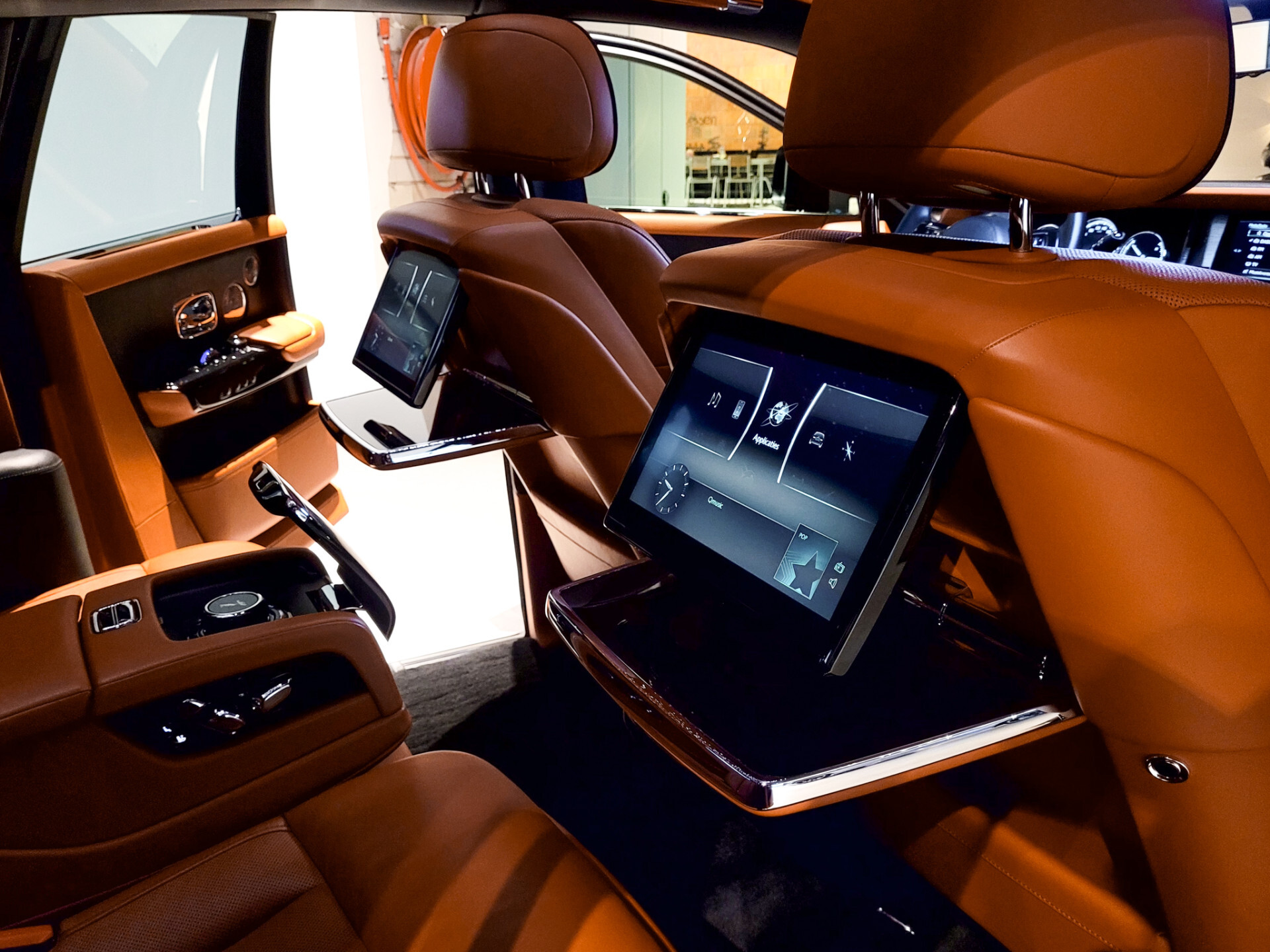 Rolls-Royce Phantom VIII 6.7 V12 Starlight | Coachline | Entertainment | Picknick | Bespoke Foto 36