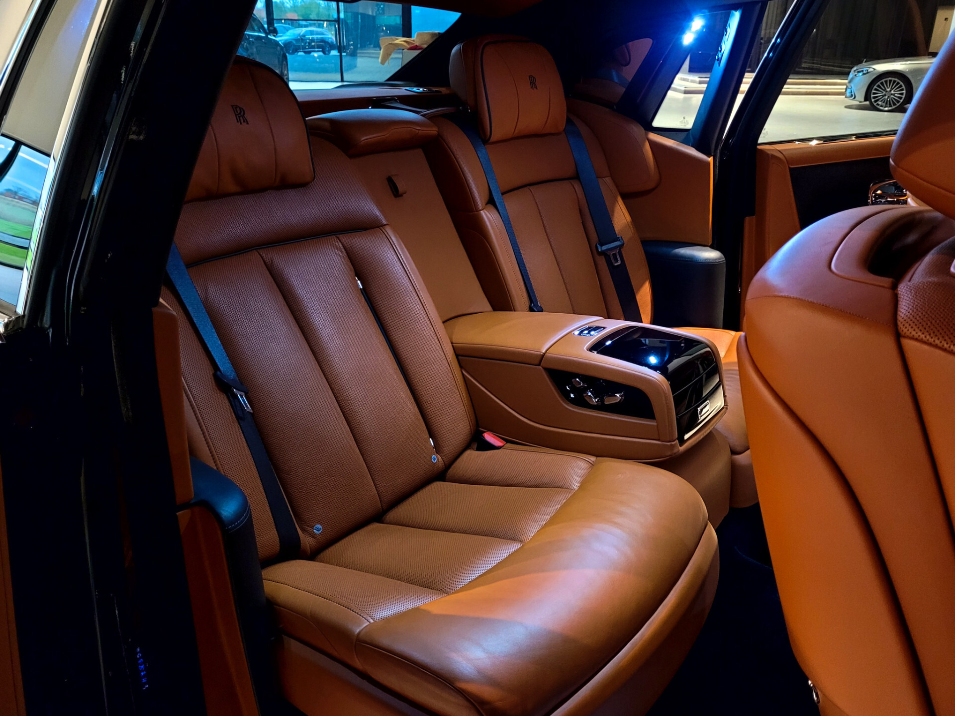 Rolls-Royce Phantom VIII 6.7 V12 Starlight | Coachline | Entertainment | Picknick | Bespoke Foto 4