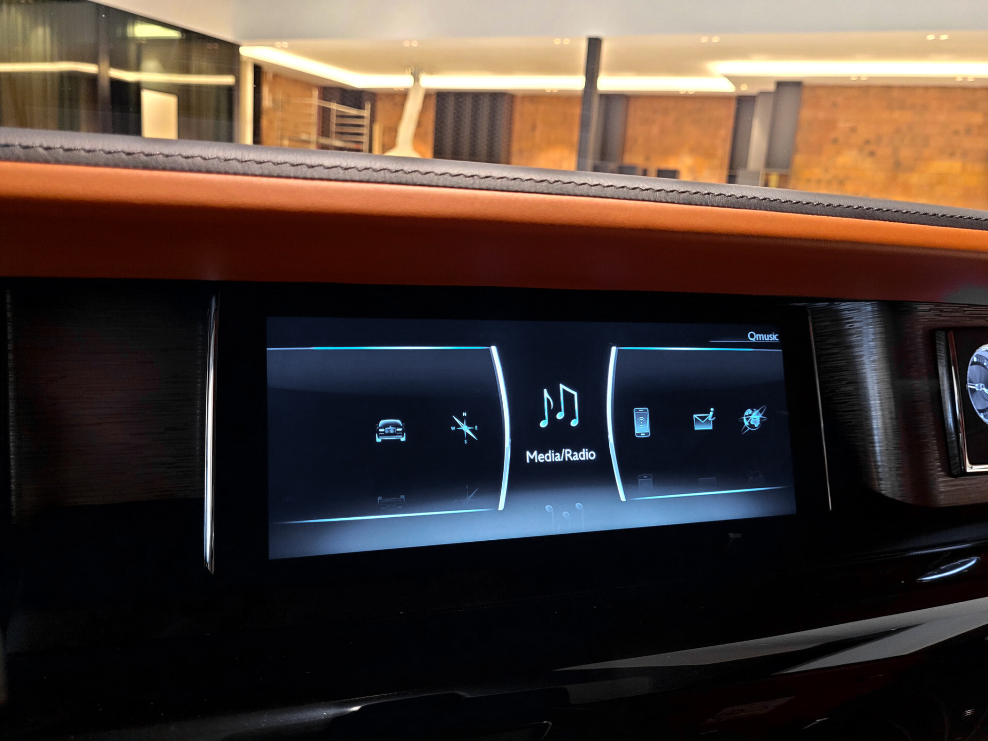 Rolls-Royce Phantom VIII 6.7 V12 Starlight | Coachline | Entertainment | Picknick | Bespoke Foto 9