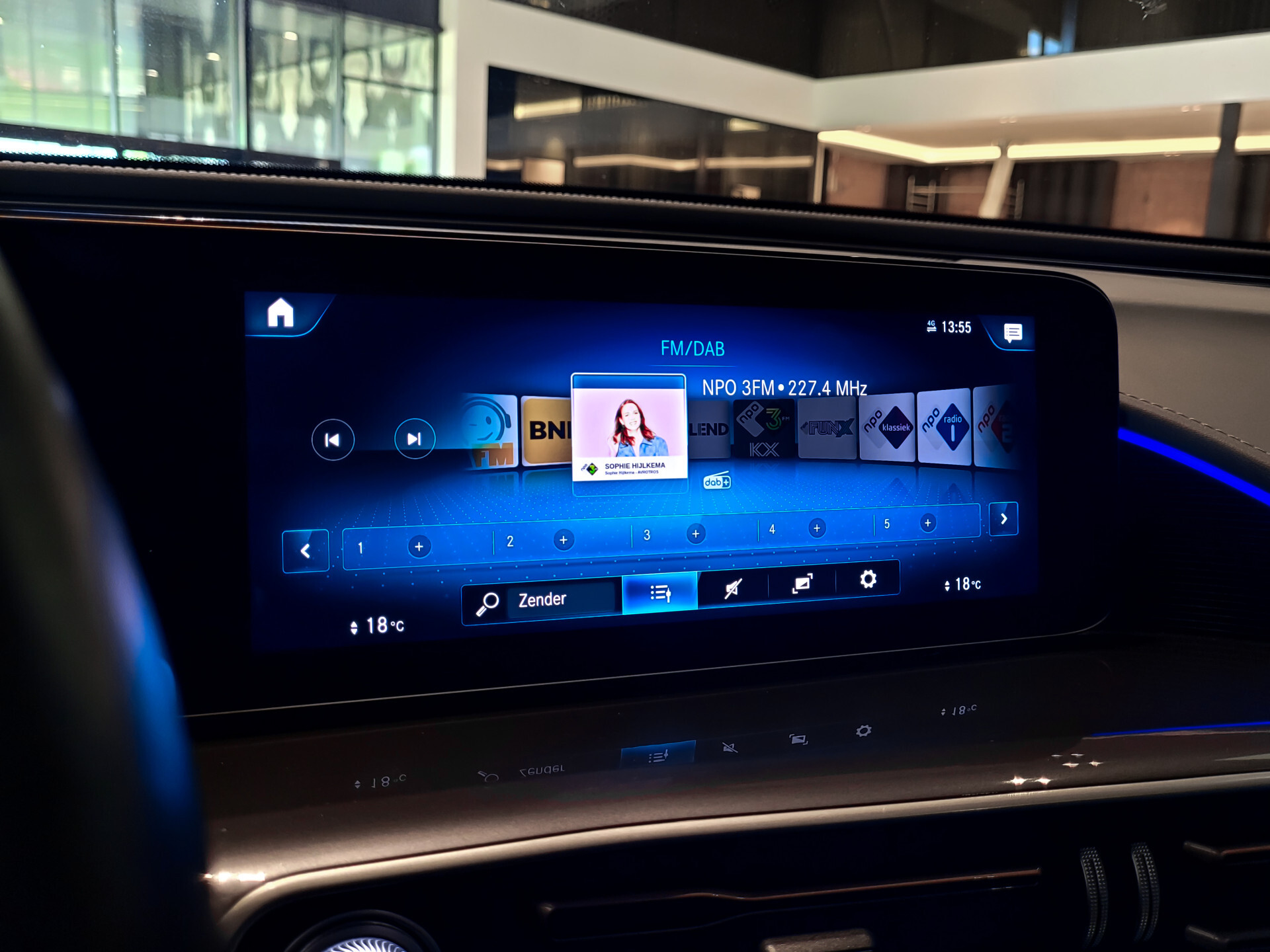 Mercedes-Benz EQC 400 4-M 80 kWh Schuif/kanteldak | MBUX | 360 camera | Soundsystem | MULTIBEAM LED | DAB Foto 28