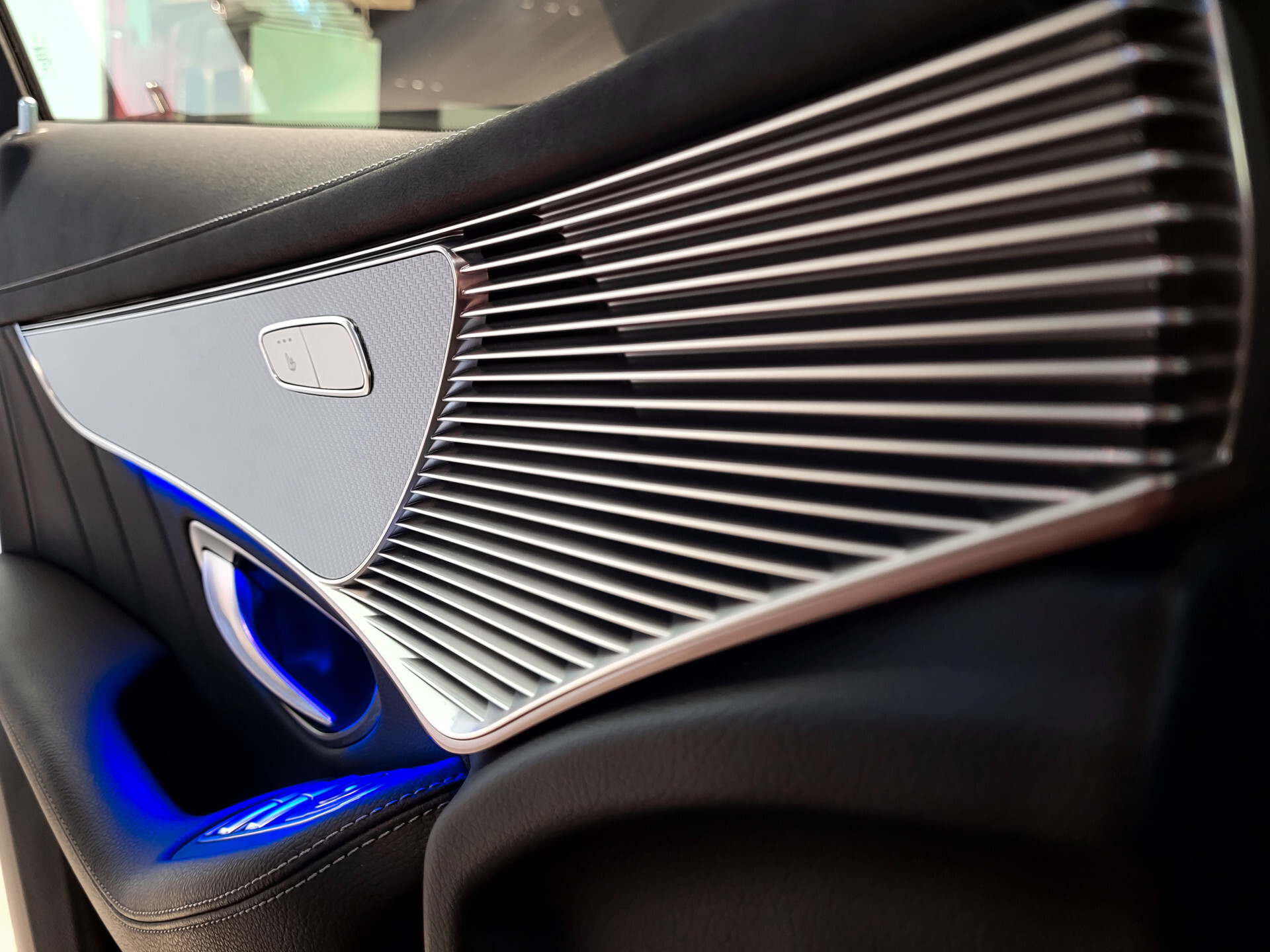 Mercedes-Benz EQC 400 4-M 80 kWh Schuif/kanteldak | MBUX | 360 camera | Soundsystem | MULTIBEAM LED | DAB Foto 32