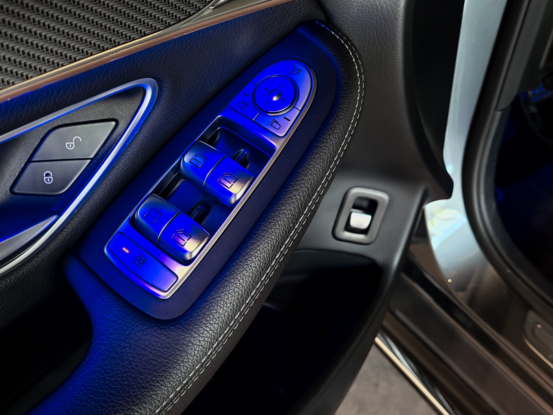 Mercedes-Benz EQC 400 4-M 80 kWh Schuif/kanteldak | MBUX | 360 camera | Soundsystem | MULTIBEAM LED | DAB Foto 9