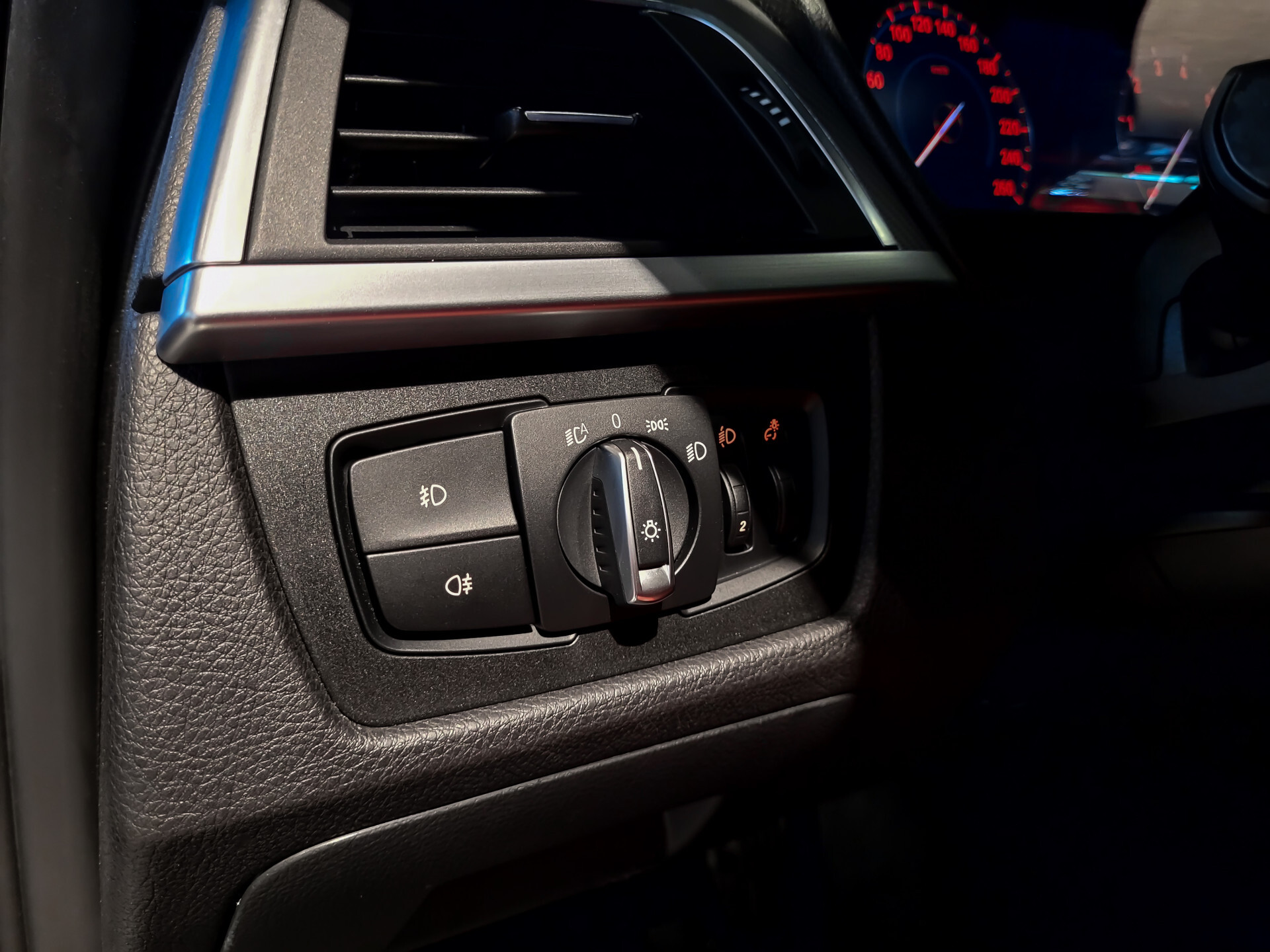 BMW 3 Serie 318i Edition M Sport Shadow High Executive Camera | Hifi | Dab | 18" | ECC | LED | Korralrot leder Foto 12