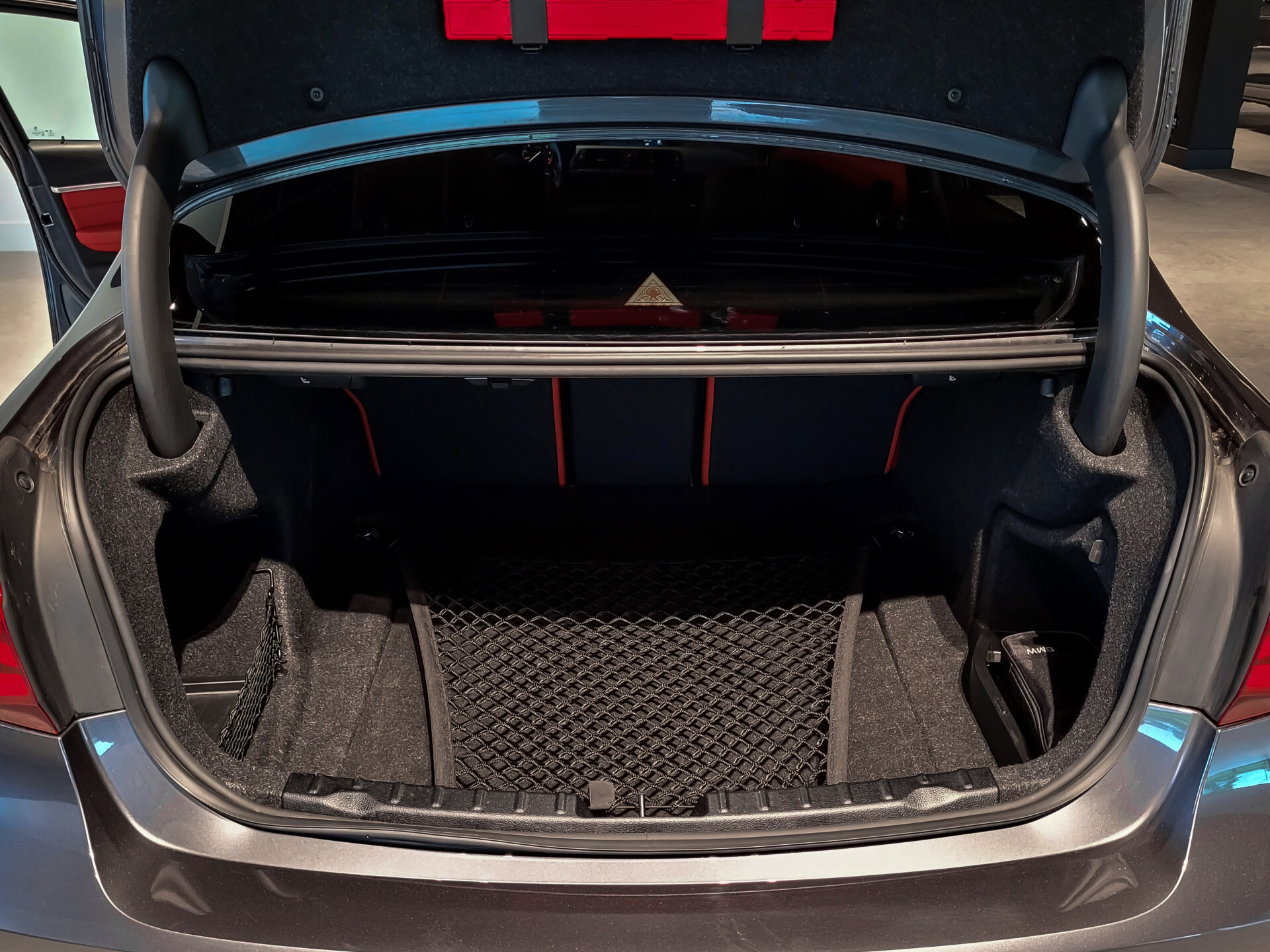 BMW 3 Serie 318i Edition M Sport Shadow High Executive Camera | Hifi | Dab | 18" | ECC | LED | Korralrot leder Foto 24