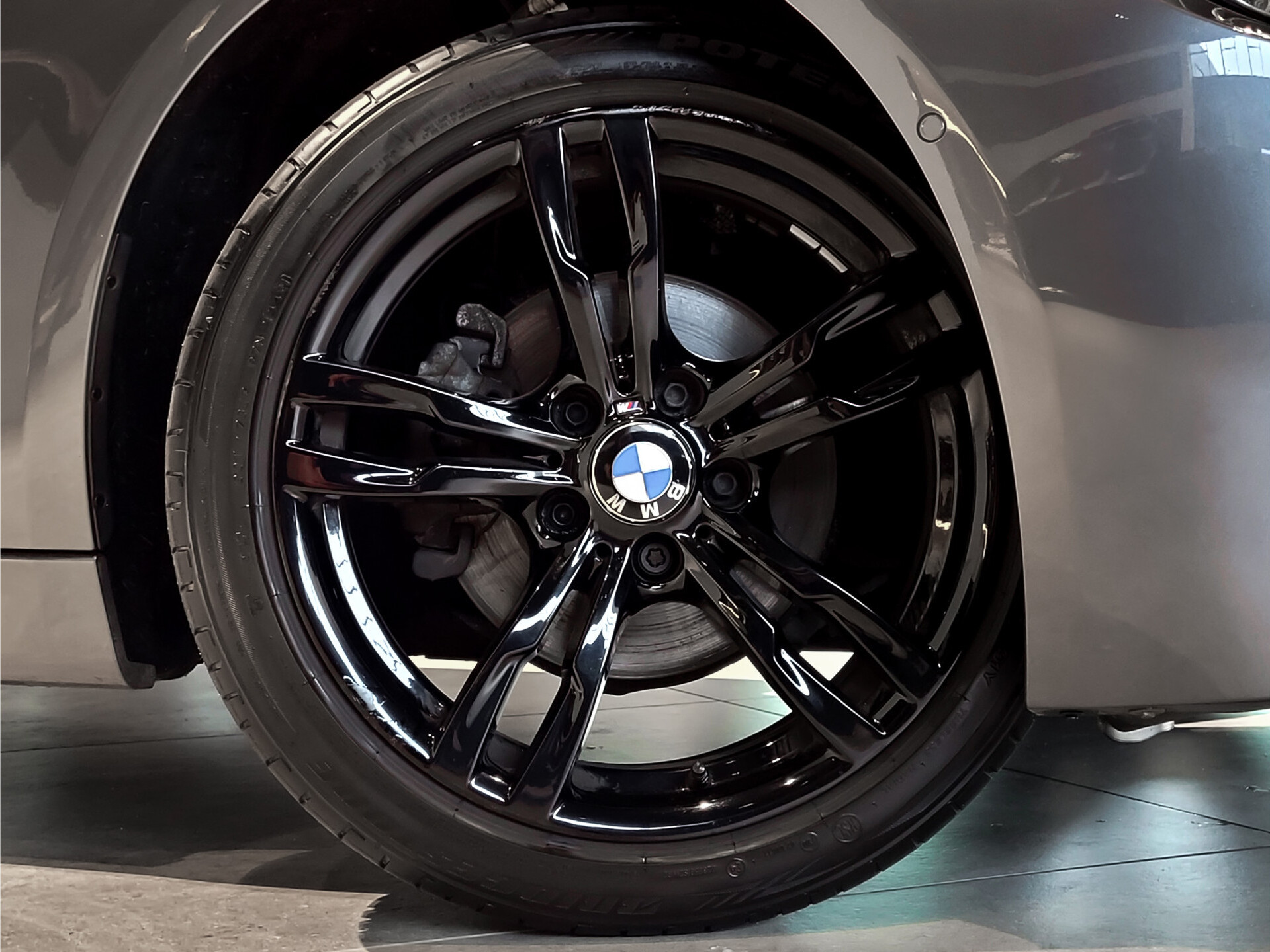 BMW 3 Serie 318i Edition M Sport Shadow High Executive Camera | Hifi | Dab | 18" | ECC | LED | Korralrot leder Foto 28