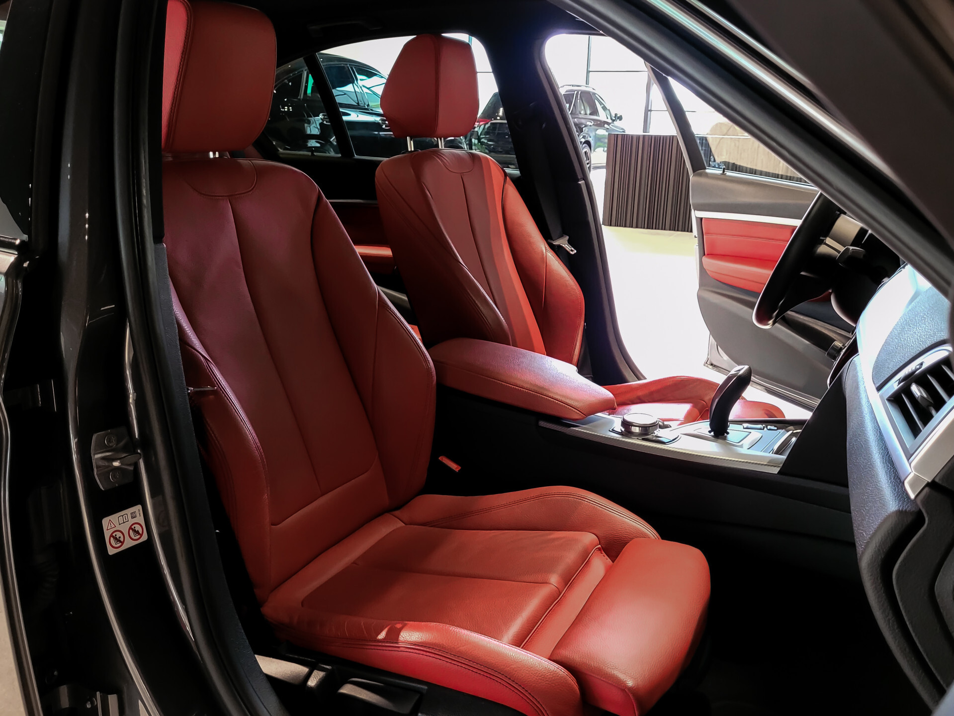 BMW 3 Serie 318i Edition M Sport Shadow High Executive Camera | Hifi | Dab | 18" | ECC | LED | Korralrot leder Foto 3