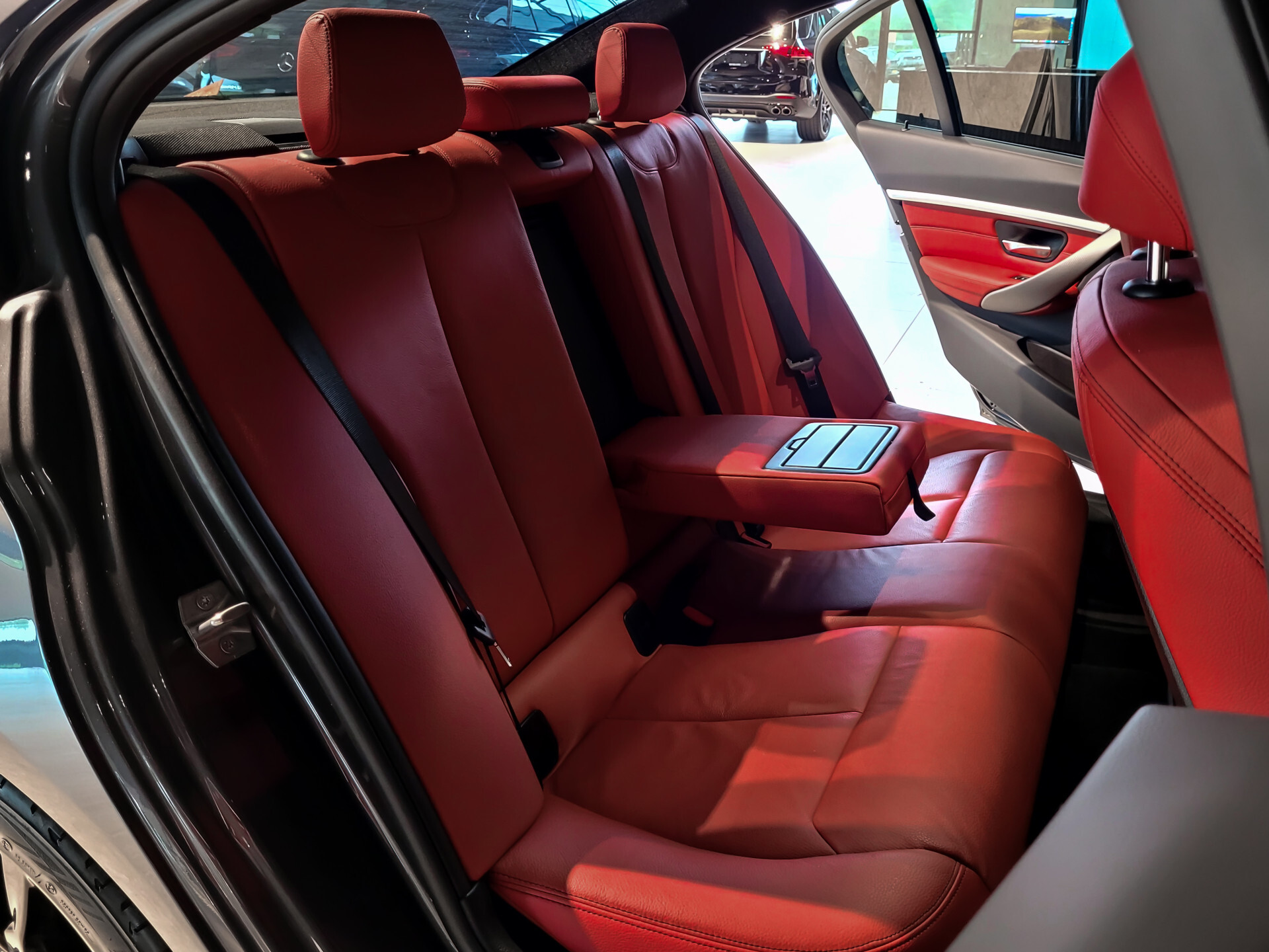 BMW 3 Serie 318i Edition M Sport Shadow High Executive Camera | Hifi | Dab | 18" | ECC | LED | Korralrot leder Foto 4