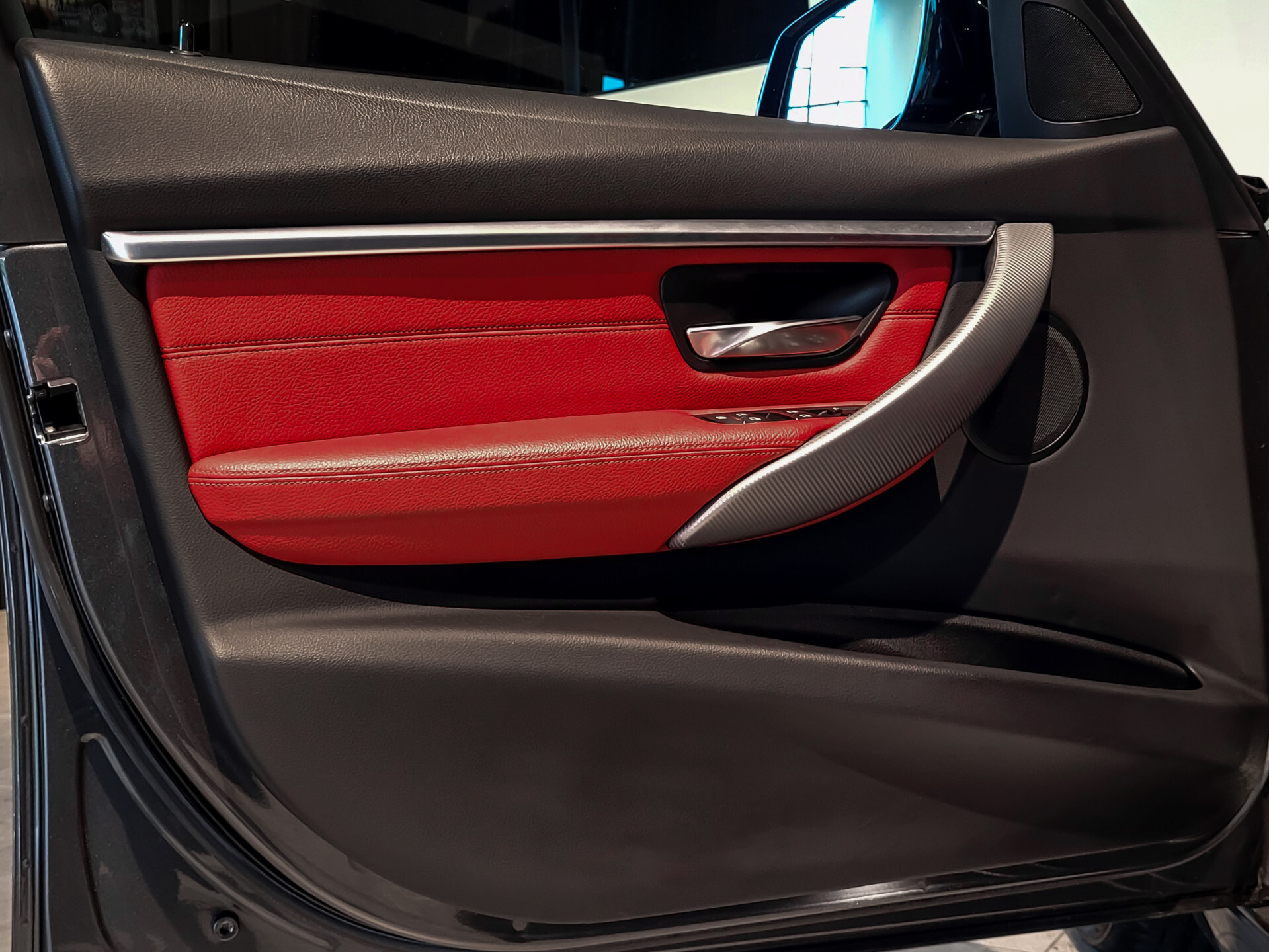 BMW 3 Serie 318i Edition M Sport Shadow High Executive Camera | Hifi | Dab | 18" | ECC | LED | Korralrot leder Foto 8