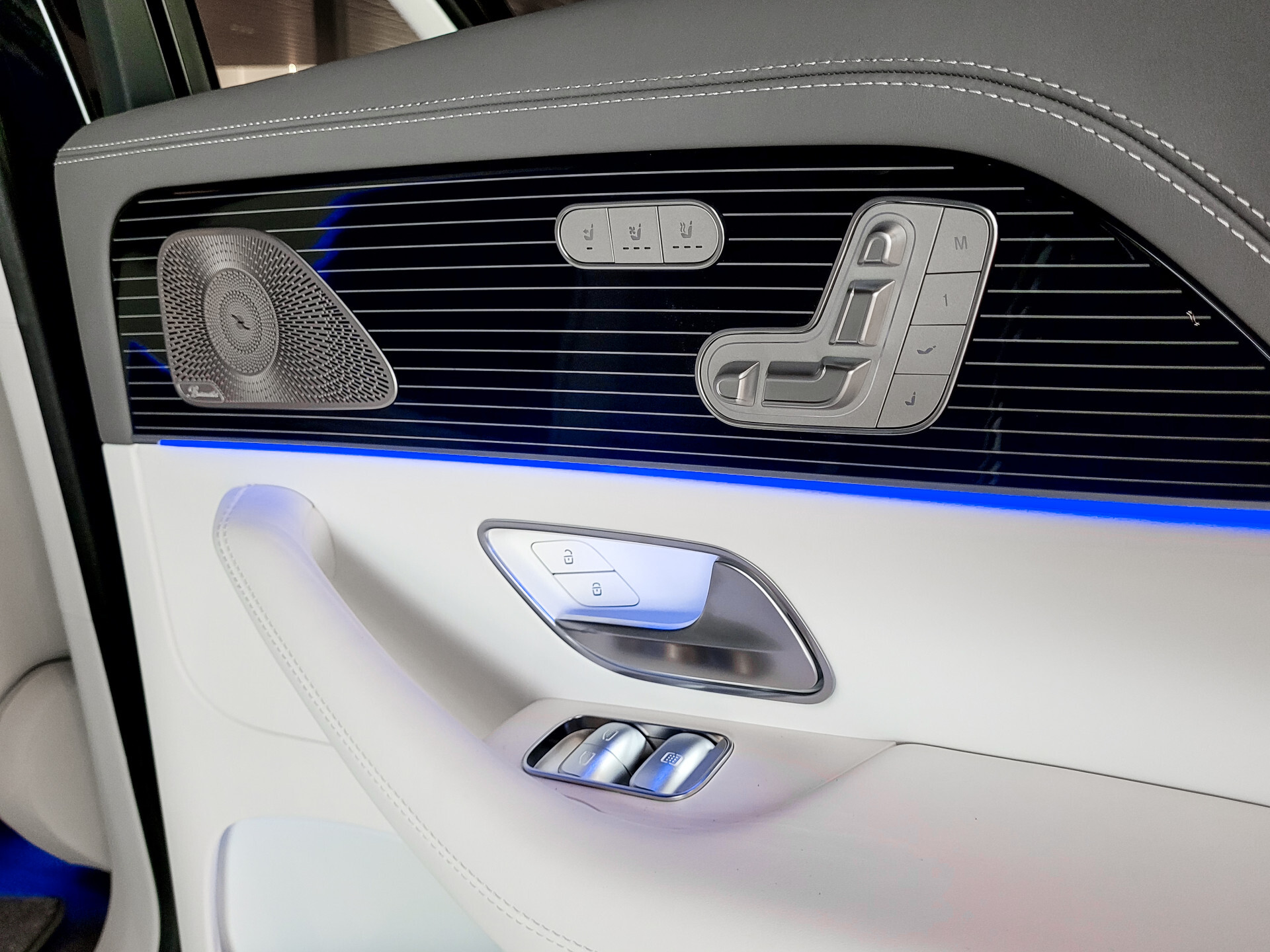 Mercedes-Benz GLS Maybach 600 4-M Manufaktur Crystal White | Full Options Foto 28