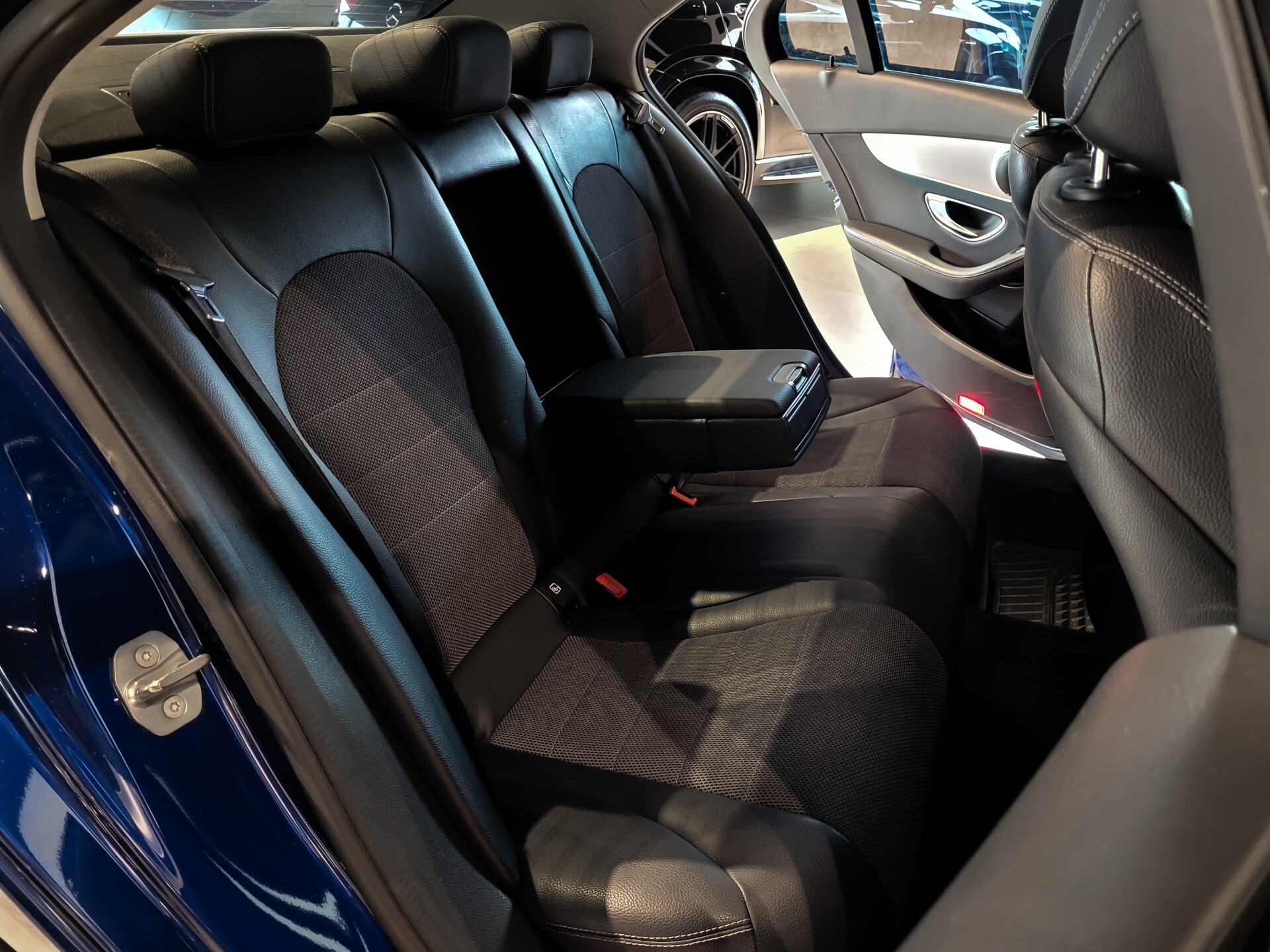 Mercedes-Benz C-Klasse 220 d Avantgarde Facelift | Schuifdak | Multibeam | Trekhaak | Smartphone | Aut9 Foto 4