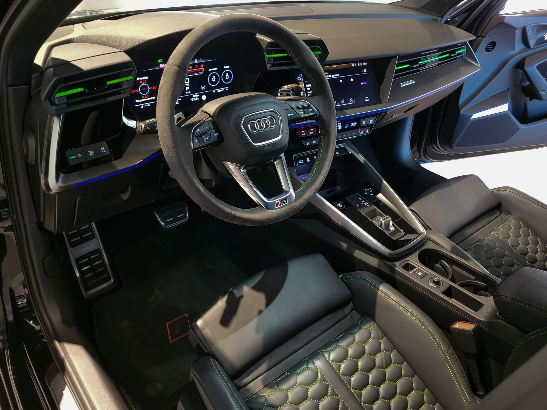 Audi RS3 Limousine 2.5 TFSI Quattro 400pk Hulk Edition B&O | Panorama | Adaptive Cruise | Keyless | Sportstoelen | Fijnnappa | Carbon | Full LED Foto 18