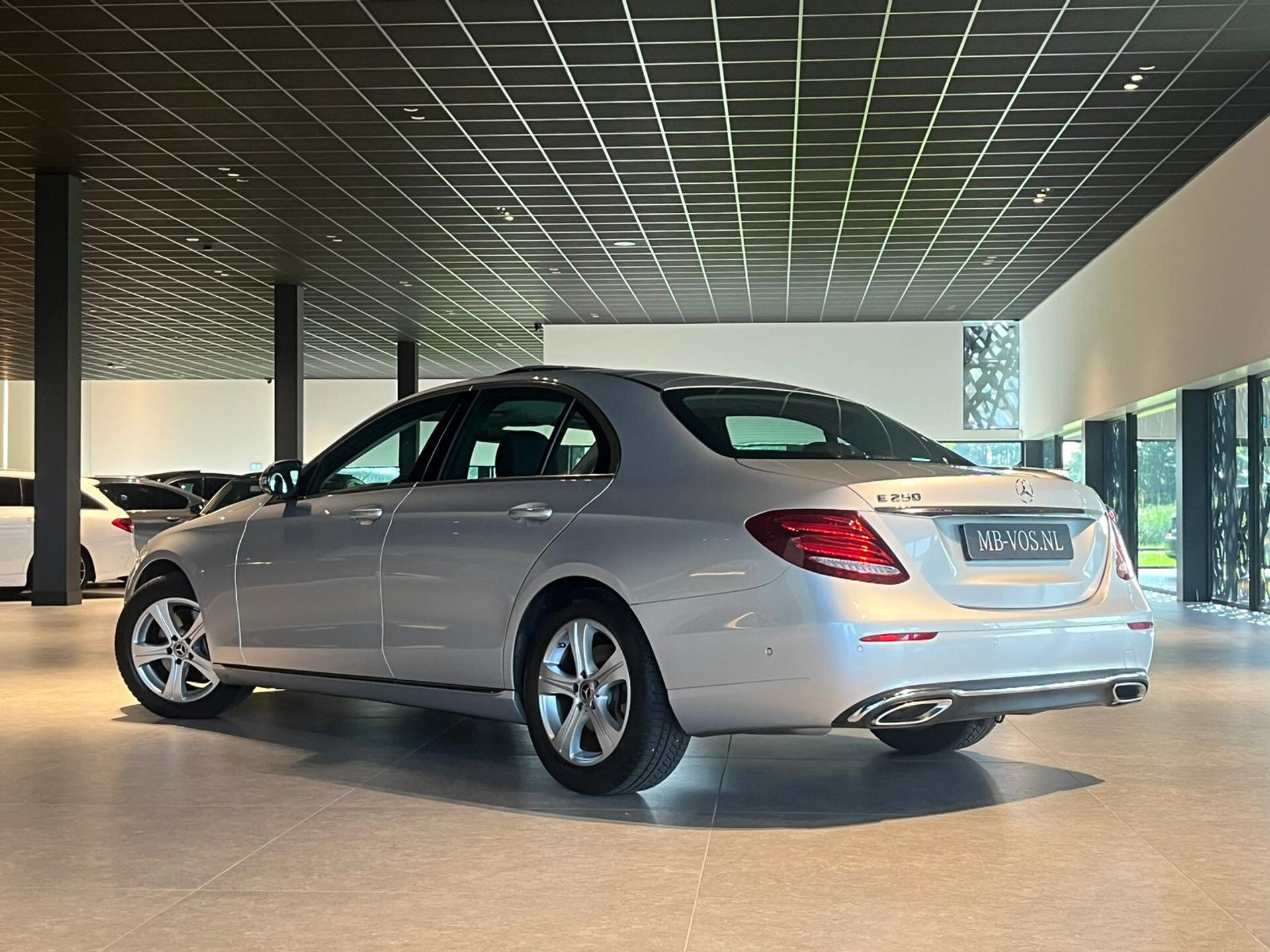 Mercedes-Benz E-Klasse 250 Avantgarde Schuifdak | Afn-Trekhaak | LED | Camera | Volledige historie Foto 2