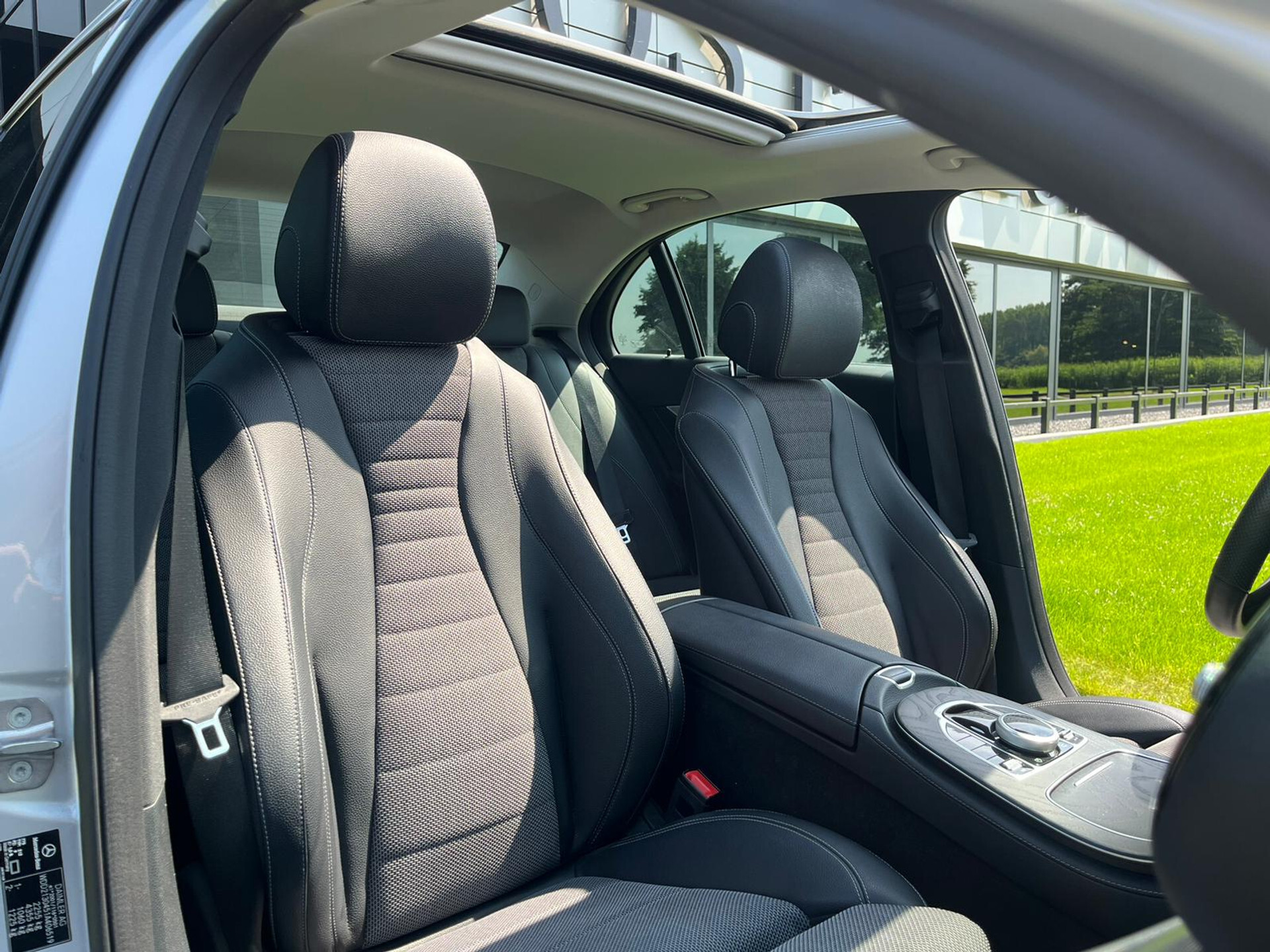 Mercedes-Benz E-Klasse 250 Avantgarde Schuifdak | Afn-Trekhaak | LED | Camera | Volledige historie Foto 4