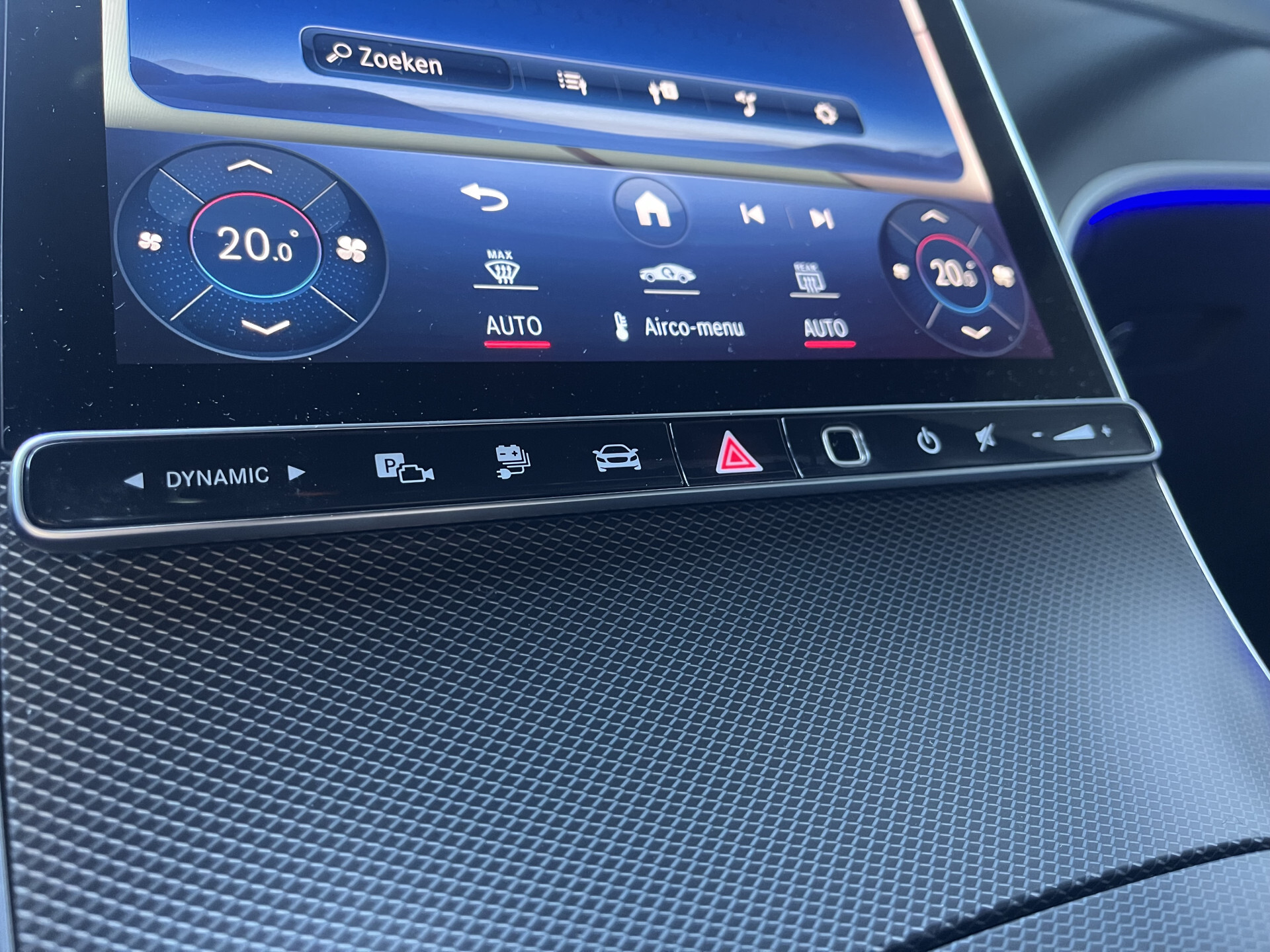 Mercedes-Benz GLC 400e 4-M AMG Burmester | Keyless | Massage | Distronic | Trekhaak | Panorama | 21" | Night | HUD | Stoelkoeling Foto 26