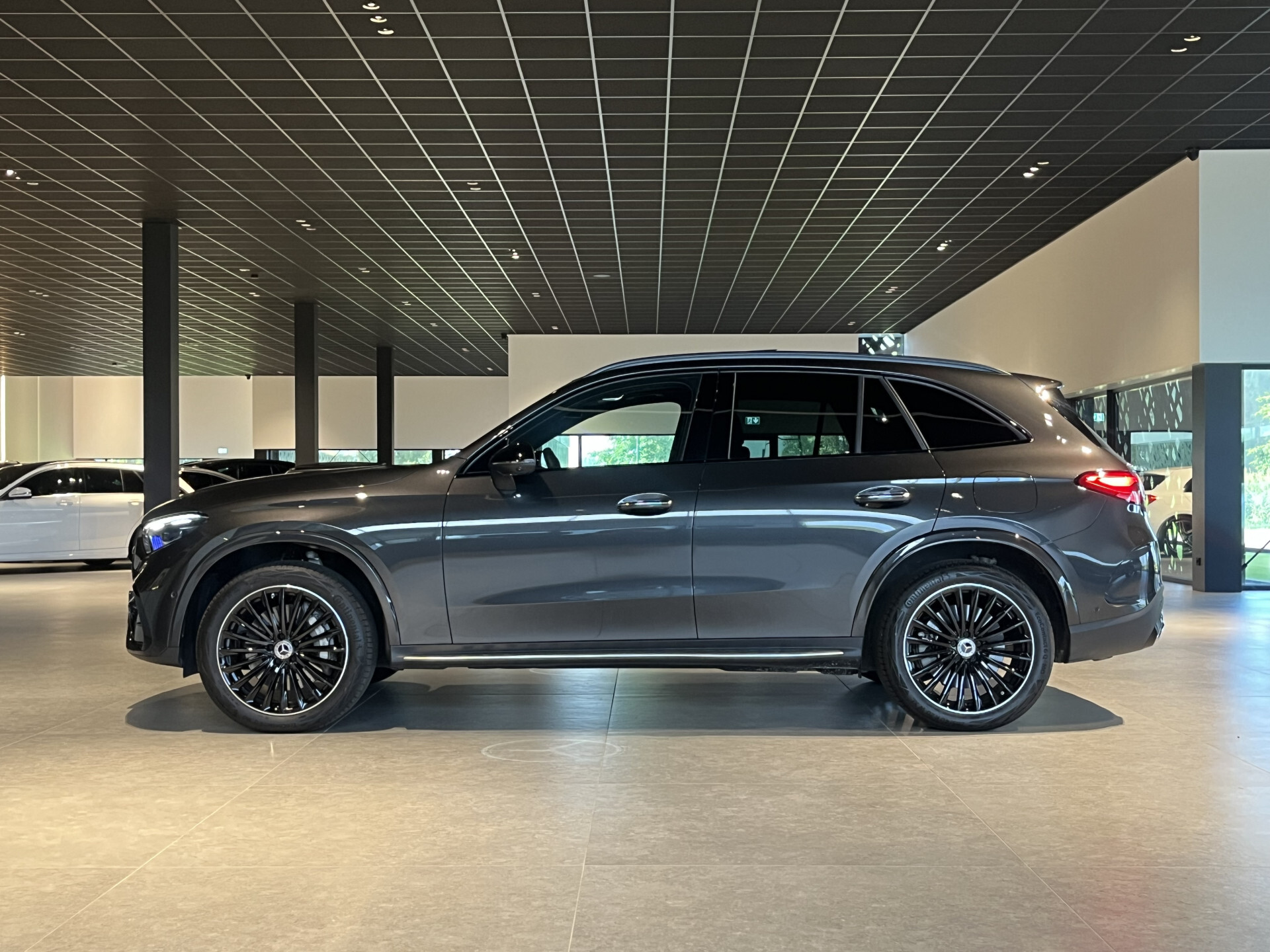 Mercedes-Benz GLC 400e 4-M AMG Burmester | Keyless | Massage | Distronic | Trekhaak | Panorama | 21" | Night | HUD | Stoelkoeling Foto 3