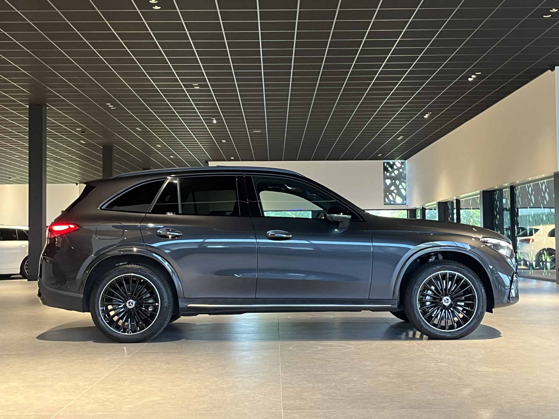 Mercedes-Benz GLC 400e 4-M AMG Burmester | Keyless | Massage | Distronic | Trekhaak | Panorama | 21" | Night | HUD | Stoelkoeling Foto 4