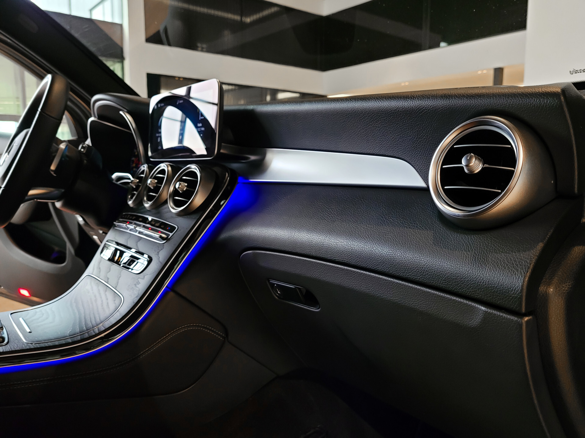 Mercedes-Benz GLC 220d 4-M AMG Night Facelift | Burmester | Panorama | Aut-Trekhaak | 20" | Treeplanken | Camera | Sfeerverlichting Foto 20