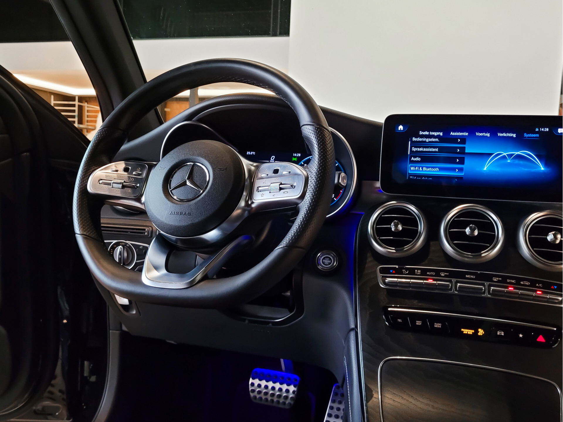 Mercedes-Benz GLC 220d 4-M AMG Night Facelift | Burmester | Panorama | Aut-Trekhaak | 20" | Treeplanken | Camera | Sfeerverlichting Foto 30