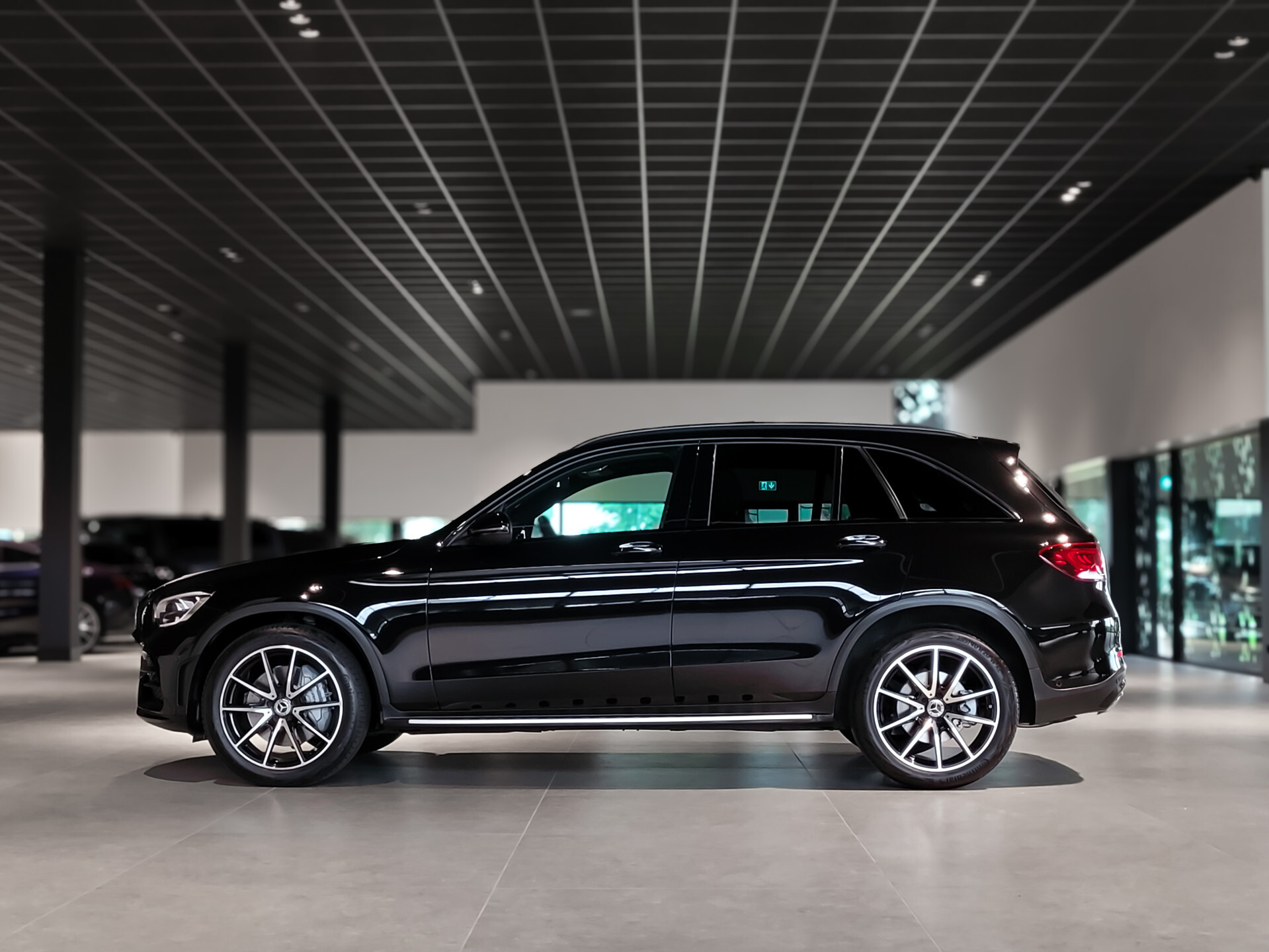 Mercedes-Benz GLC 220d 4-M AMG Night Facelift | Burmester | Panorama | Aut-Trekhaak | 20" | Treeplanken | Camera | Sfeerverlichting Foto 4