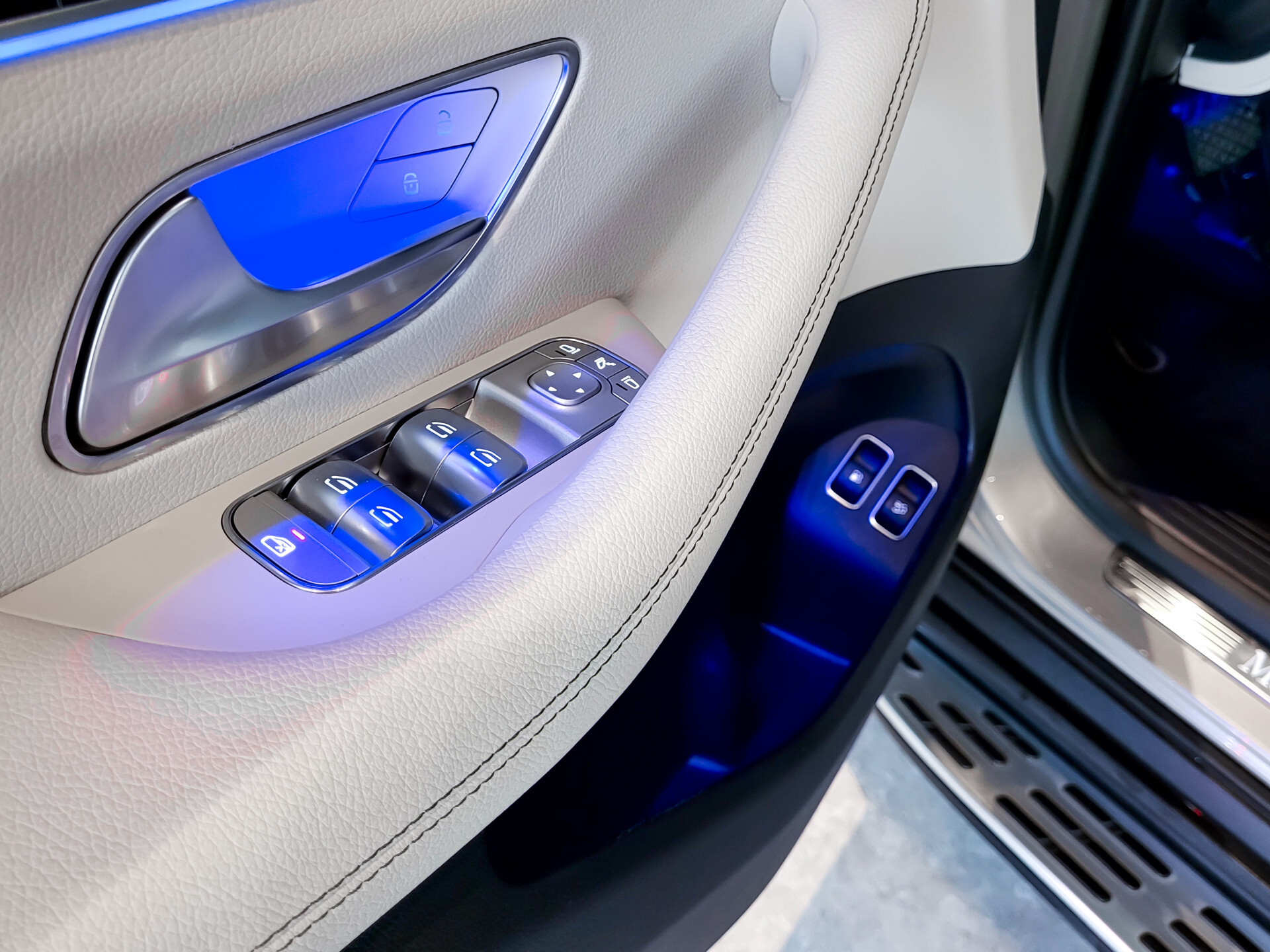 Mercedes-Benz GLE Coupé 350 e 4-M AMG Luchtvering | Massage | HUD | Distronic | Stoelkoeling | Trekhaak | Burmester | Night Foto 9