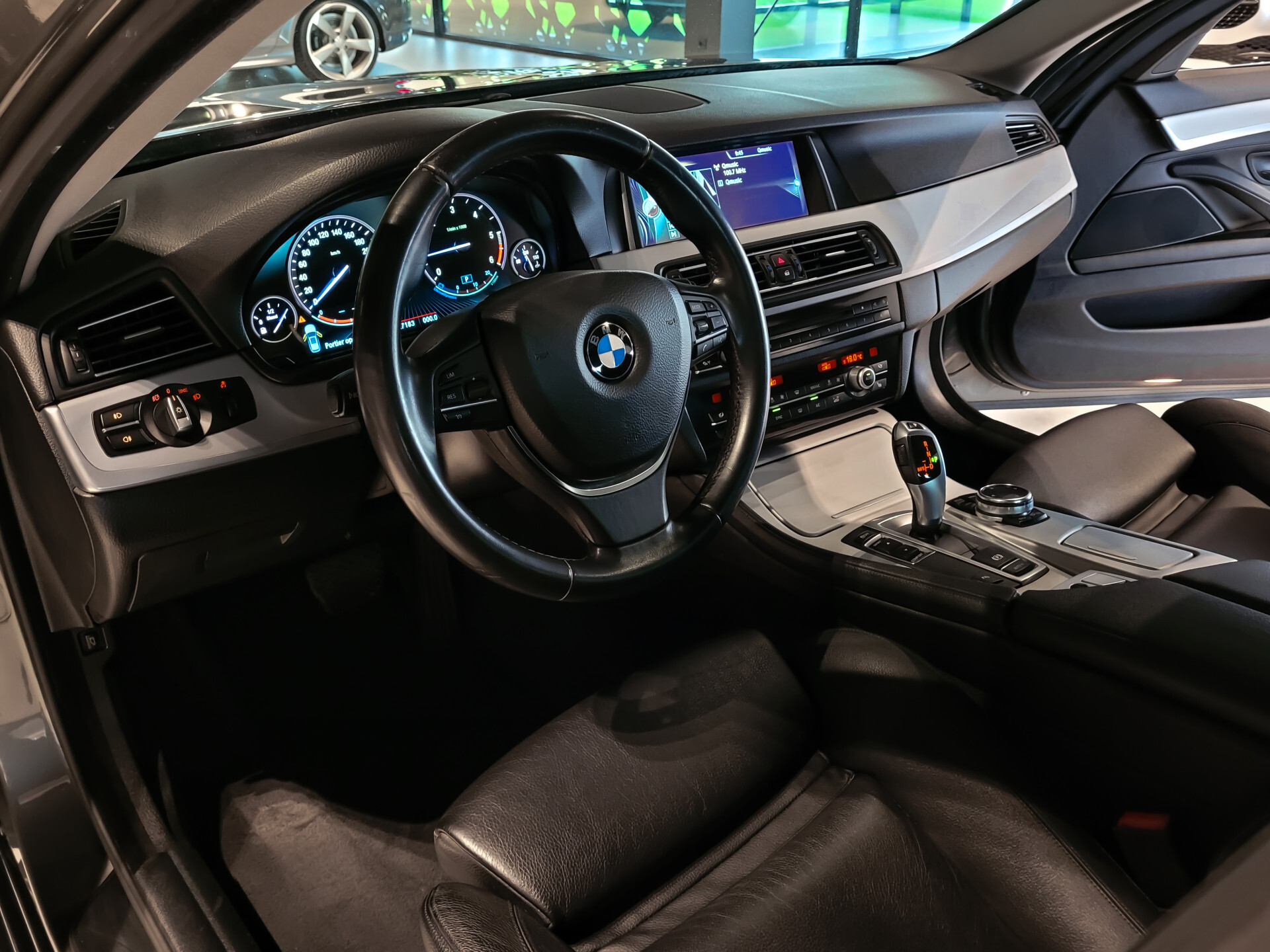 BMW 5 Serie Touring 520d High Executive Panoramadak | Sportstoelen | Aut-Trekhaak | Keyless | EDC | 18" | Leder Foto 10