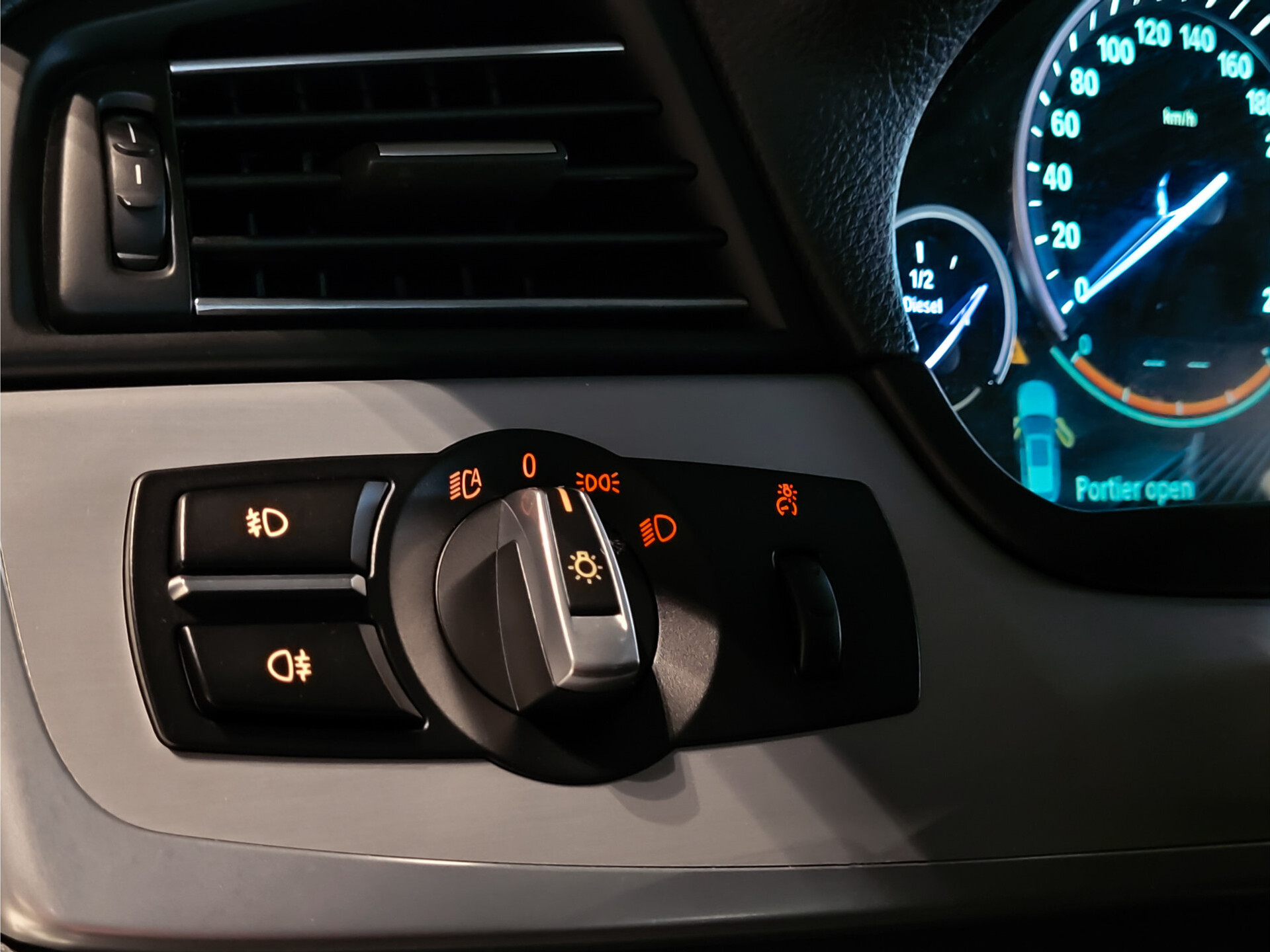 BMW 5 Serie Touring 520d High Executive Panoramadak | Sportstoelen | Aut-Trekhaak | Keyless | EDC | 18" | Leder Foto 13