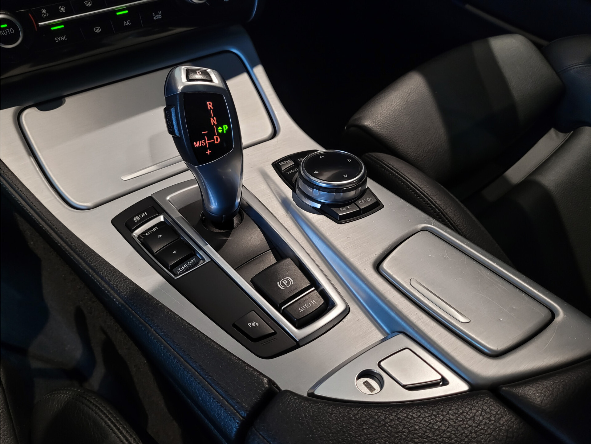 BMW 5 Serie Touring 520d High Executive Panoramadak | Sportstoelen | Aut-Trekhaak | Keyless | EDC | 18" | Leder Foto 17