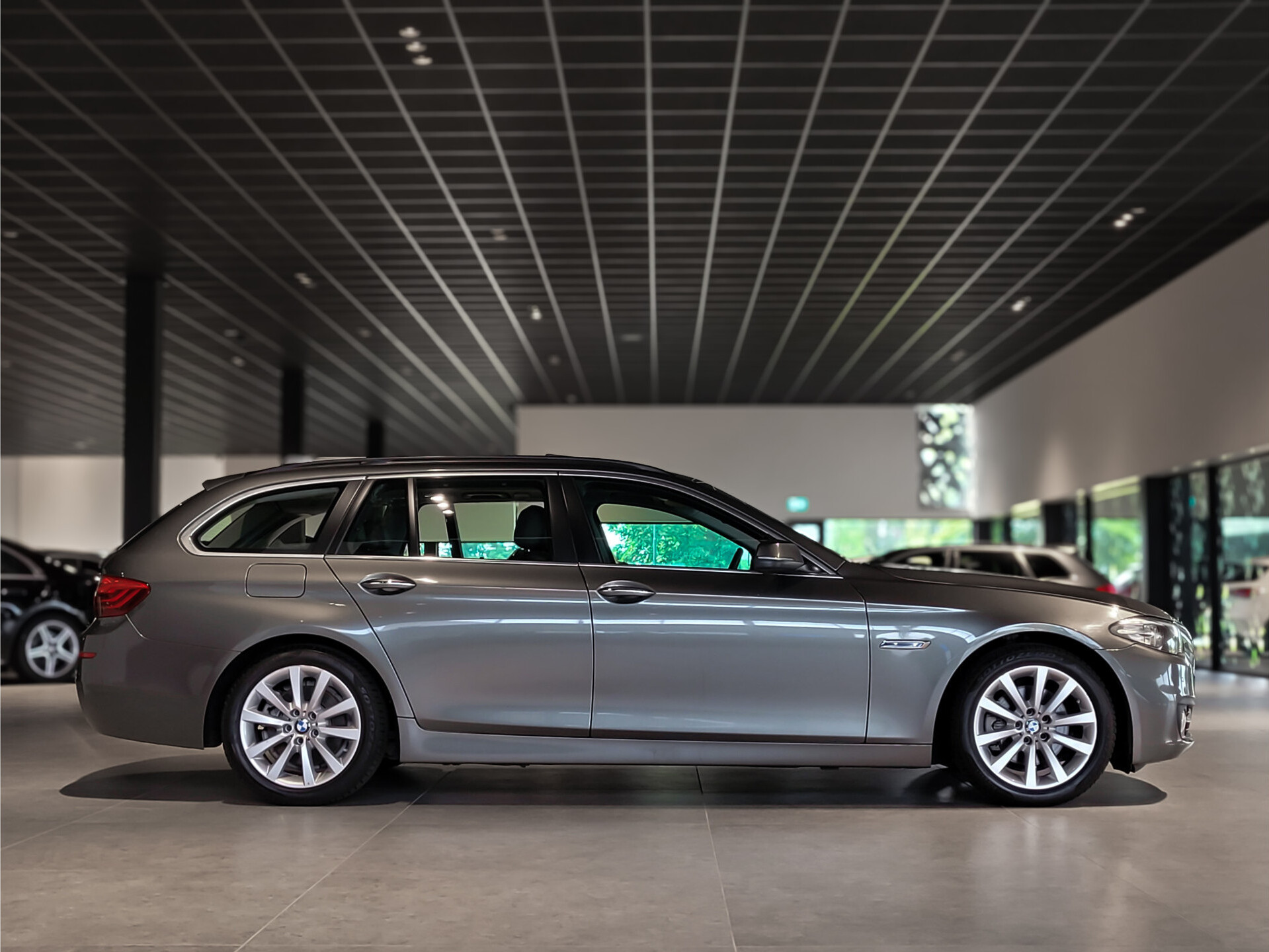 BMW 5 Serie Touring 520d High Executive Panoramadak | Sportstoelen | Aut-Trekhaak | Keyless | EDC | 18" | Leder Foto 18