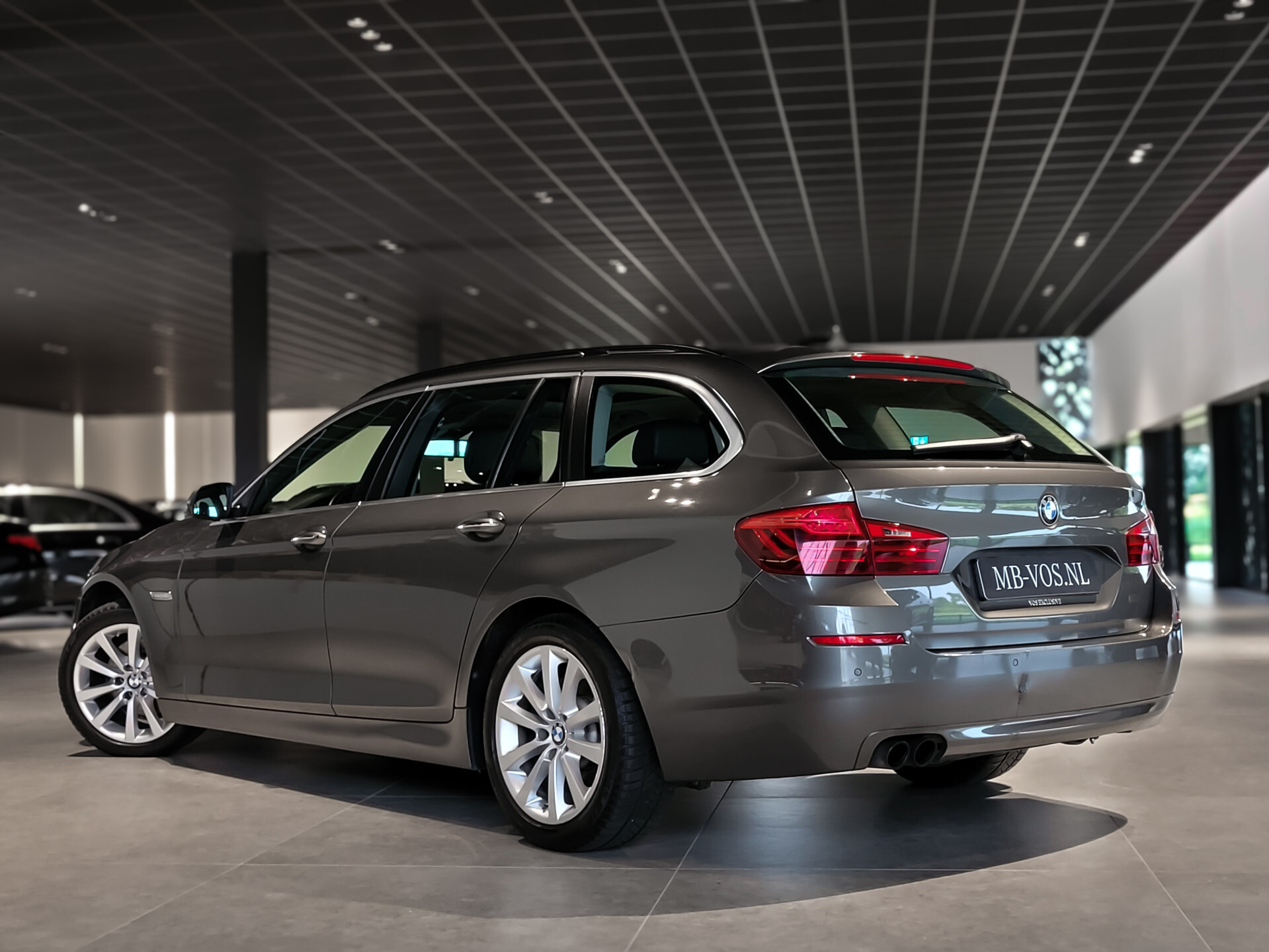 BMW 5 Serie Touring 520d High Executive Panoramadak | Sportstoelen | Aut-Trekhaak | Keyless | EDC | 18" | Leder Foto 2