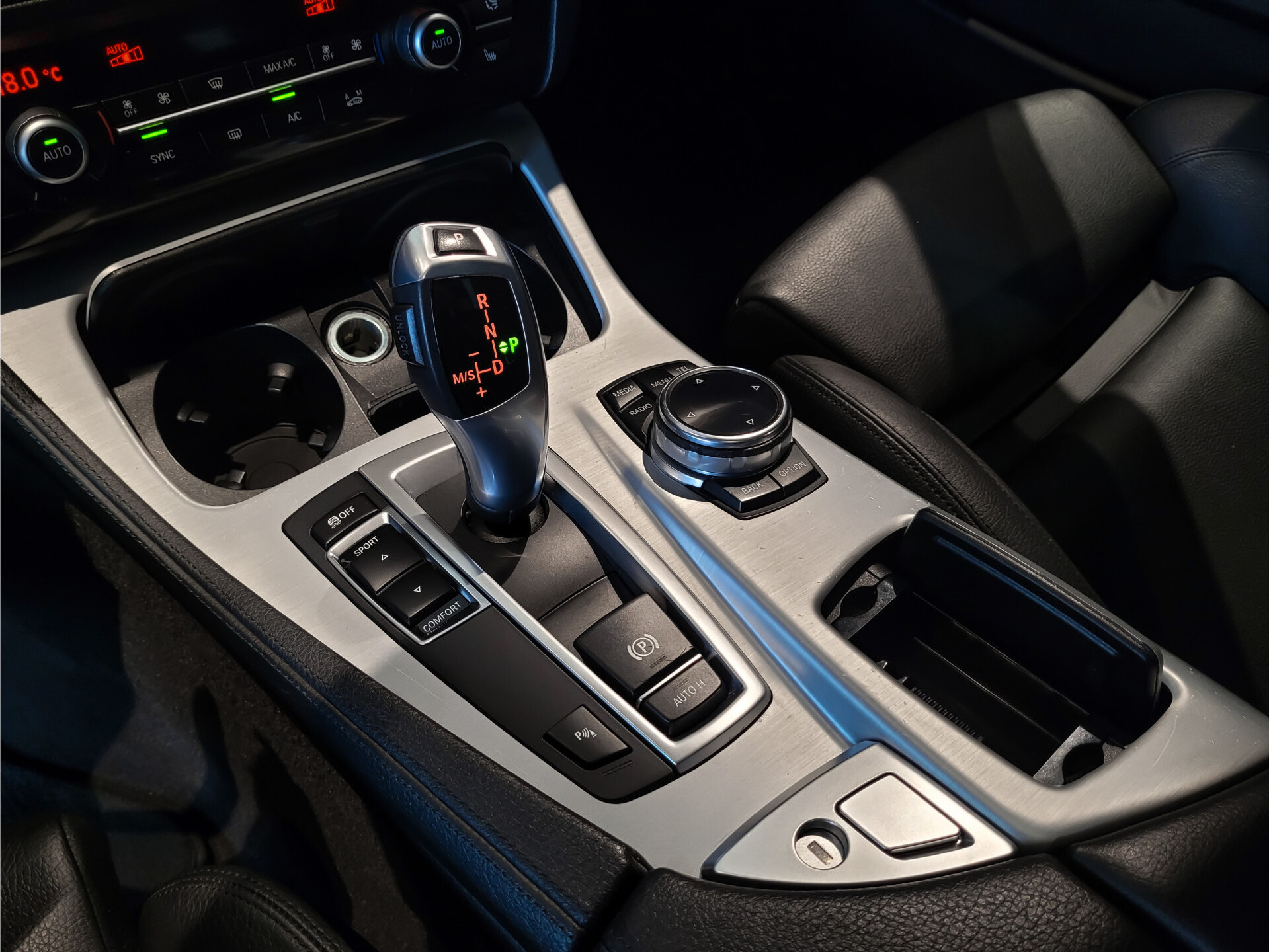 BMW 5 Serie Touring 520d High Executive Panoramadak | Sportstoelen | Aut-Trekhaak | Keyless | EDC | 18" | Leder Foto 22