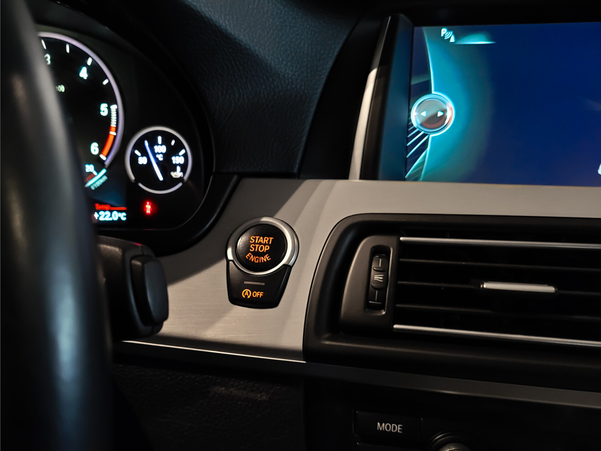 BMW 5 Serie Touring 520d High Executive Panoramadak | Sportstoelen | Aut-Trekhaak | Keyless | EDC | 18" | Leder Foto 24