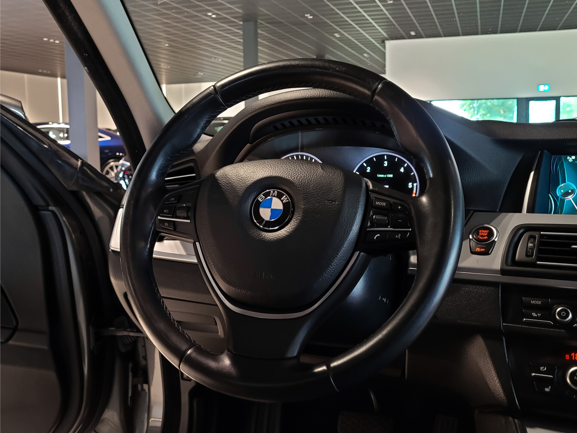 BMW 5 Serie Touring 520d High Executive Panoramadak | Sportstoelen | Aut-Trekhaak | Keyless | EDC | 18" | Leder Foto 25