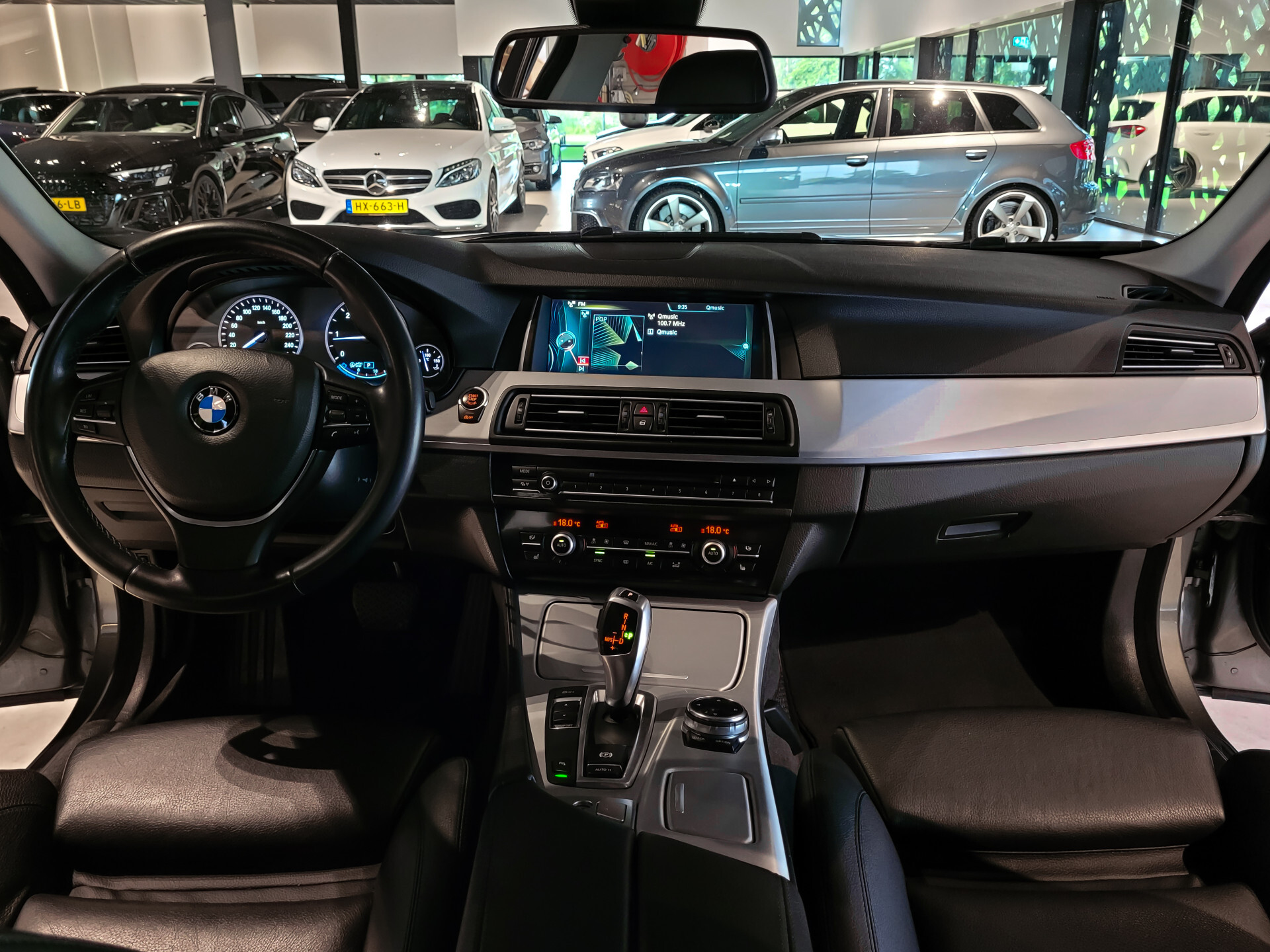 BMW 5 Serie Touring 520d High Executive Panoramadak | Sportstoelen | Aut-Trekhaak | Keyless | EDC | 18" | Leder Foto 5