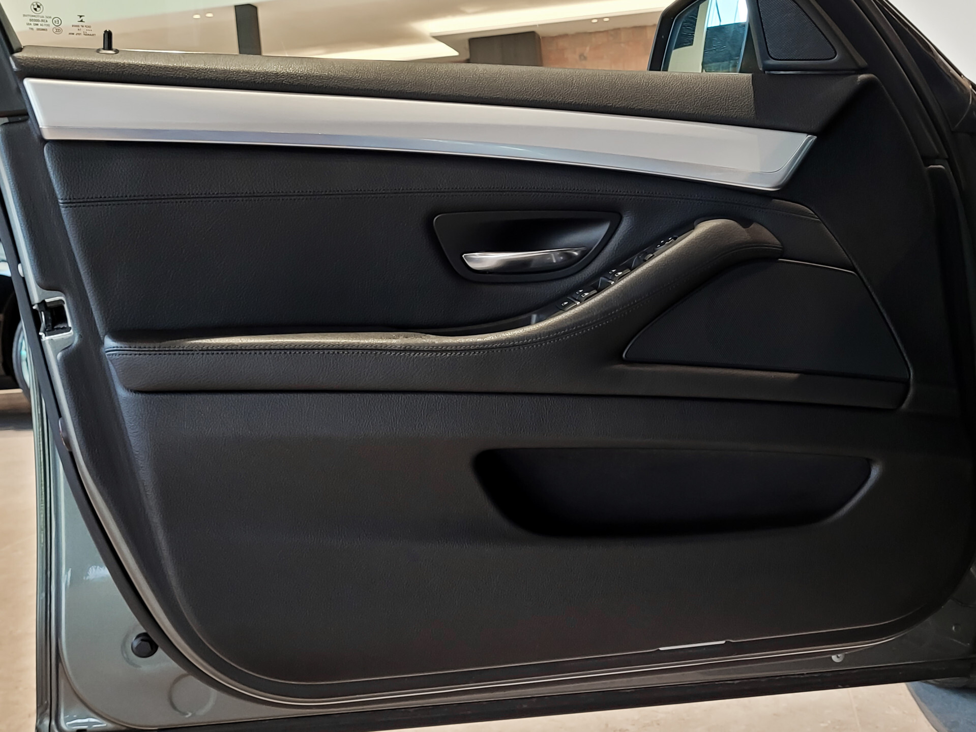 BMW 5 Serie Touring 520d High Executive Panoramadak | Sportstoelen | Aut-Trekhaak | Keyless | EDC | 18" | Leder Foto 6