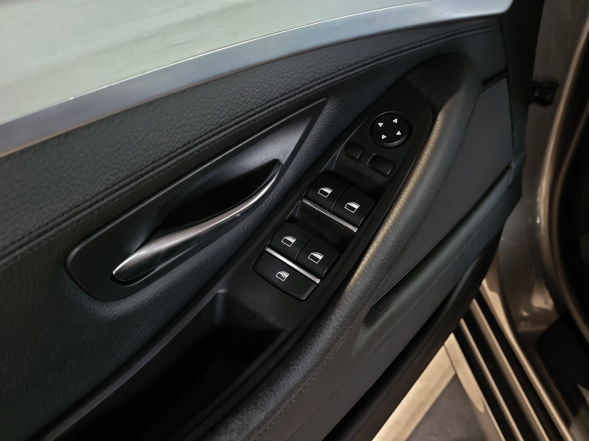 BMW 5 Serie Touring 520d High Executive Panoramadak | Sportstoelen | Aut-Trekhaak | Keyless | EDC | 18" | Leder Foto 8