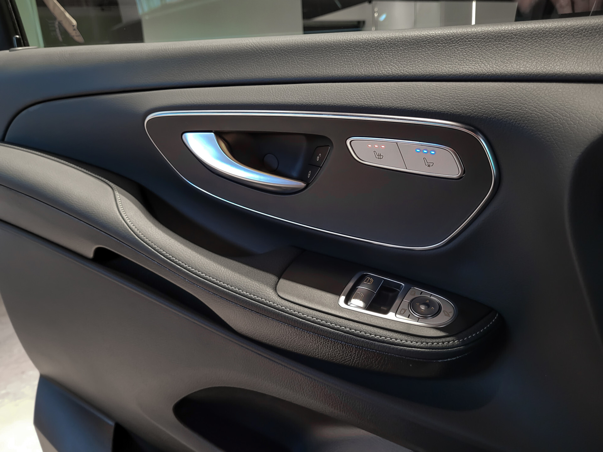 Mercedes-Benz V-Klasse 300d 4-M DC Lang AMG Avantgarde Edition Panorama | Stoelkoeling | Burmester | Distronic Foto 13