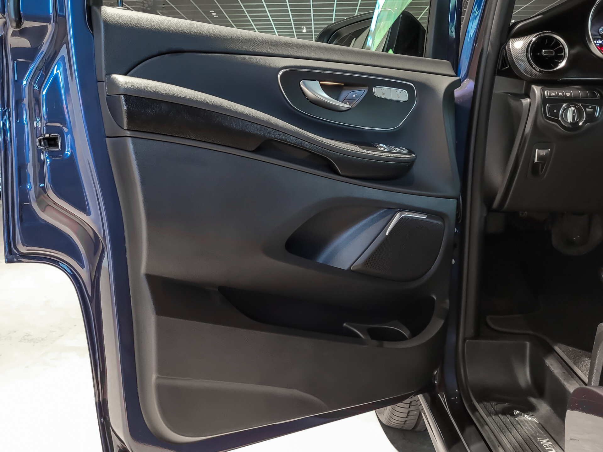 Mercedes-Benz V-Klasse 300d 4-M DC Lang AMG Avantgarde Edition Panorama | Stoelkoeling | Burmester | Distronic Foto 7