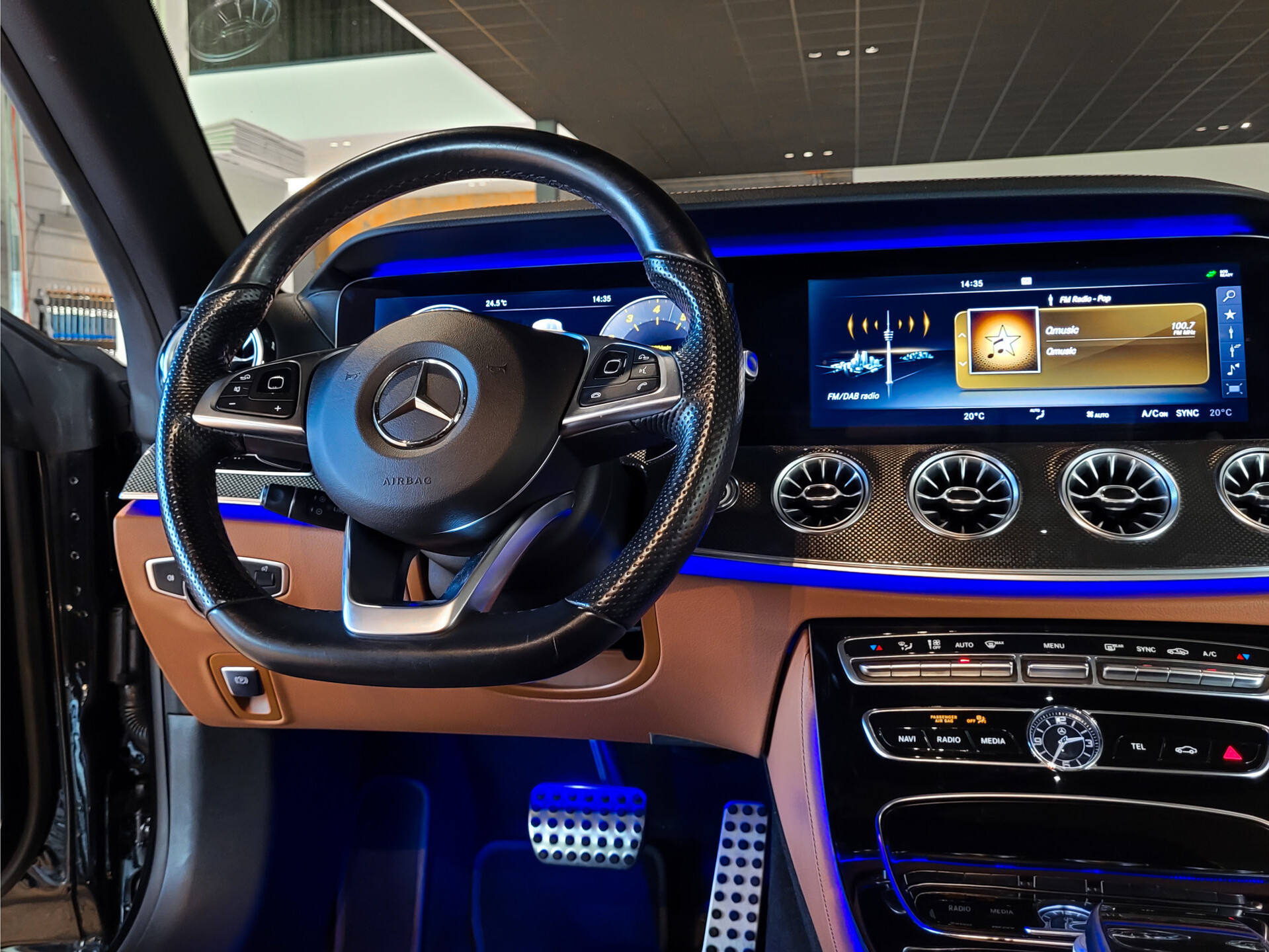 Mercedes-Benz E-Klasse Cabrio 200 AMG Premium Plus Foto 37